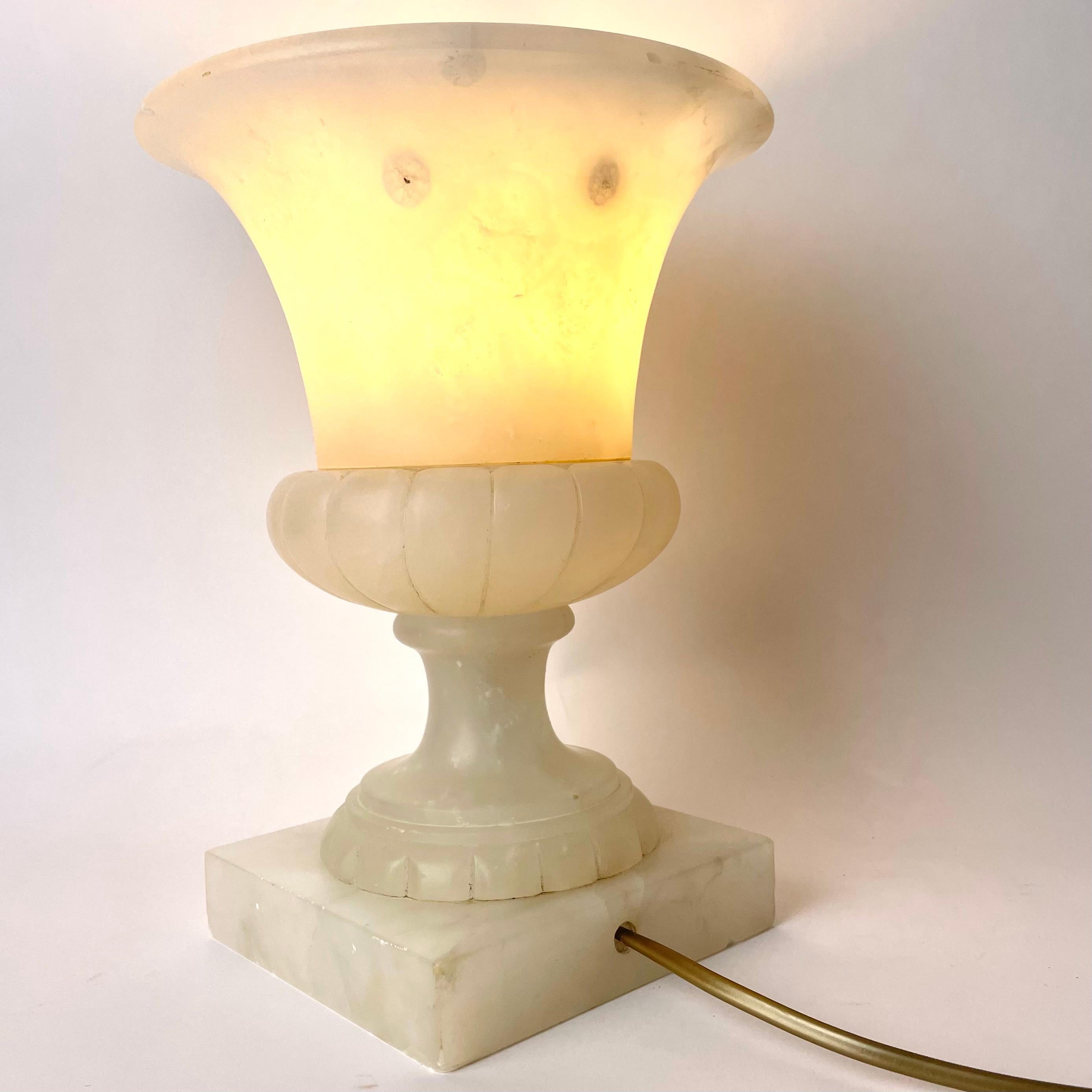 Urnenförmige Tischlampe aus Alabaster, wahrscheinlich aus dem frühen 20. Jahrhundert im Zustand „Gut“ im Angebot in Knivsta, SE