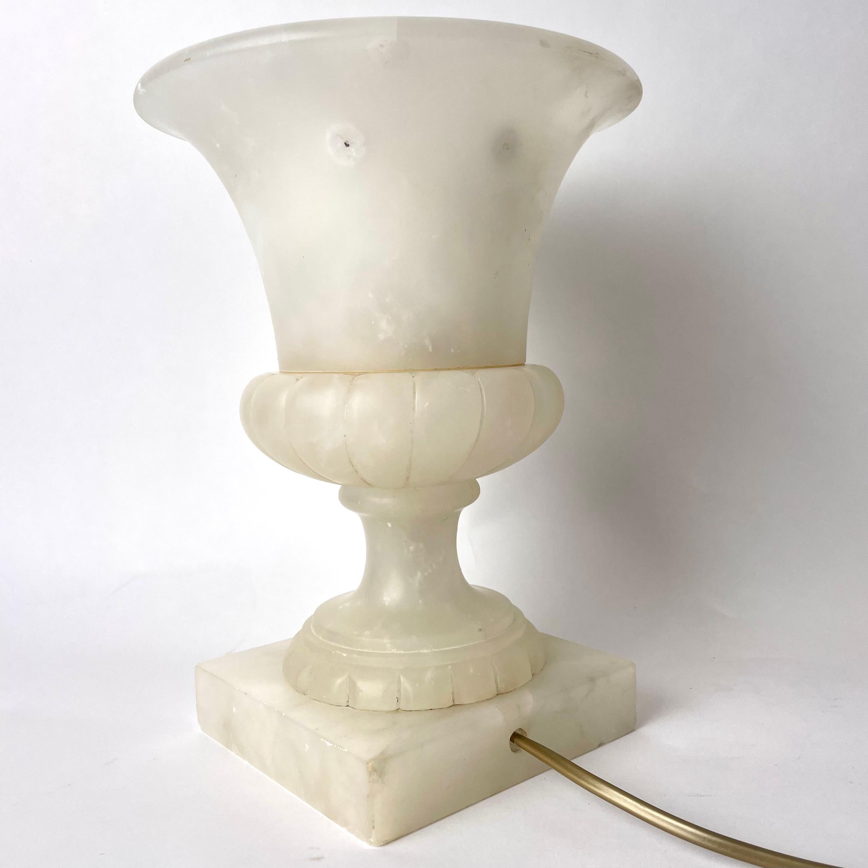 Urnenförmige Tischlampe aus Alabaster, wahrscheinlich aus dem frühen 20. Jahrhundert im Angebot 1