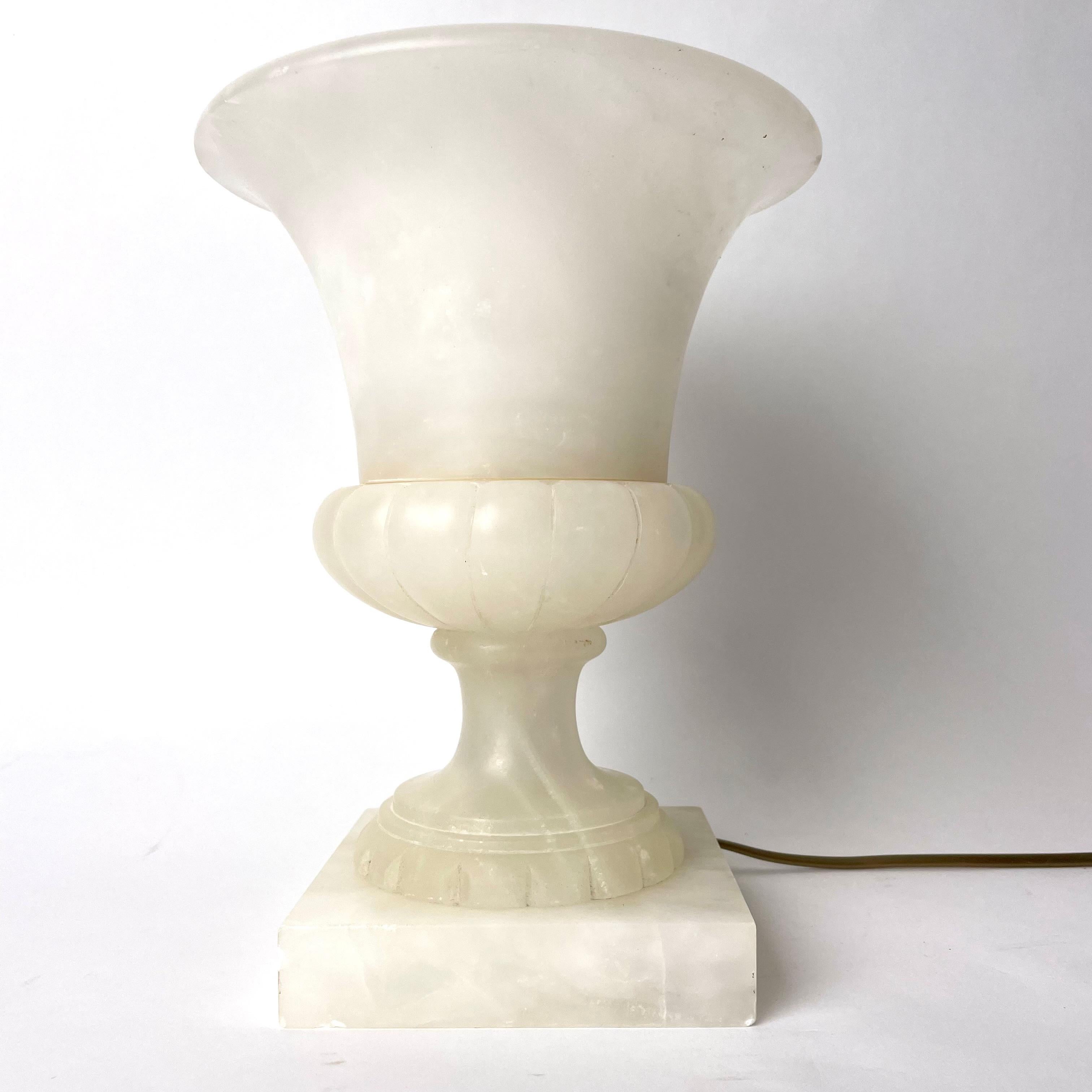 Urn-shaped Table Lamp in Alabaster probably from the early 20th Century For Sale 2