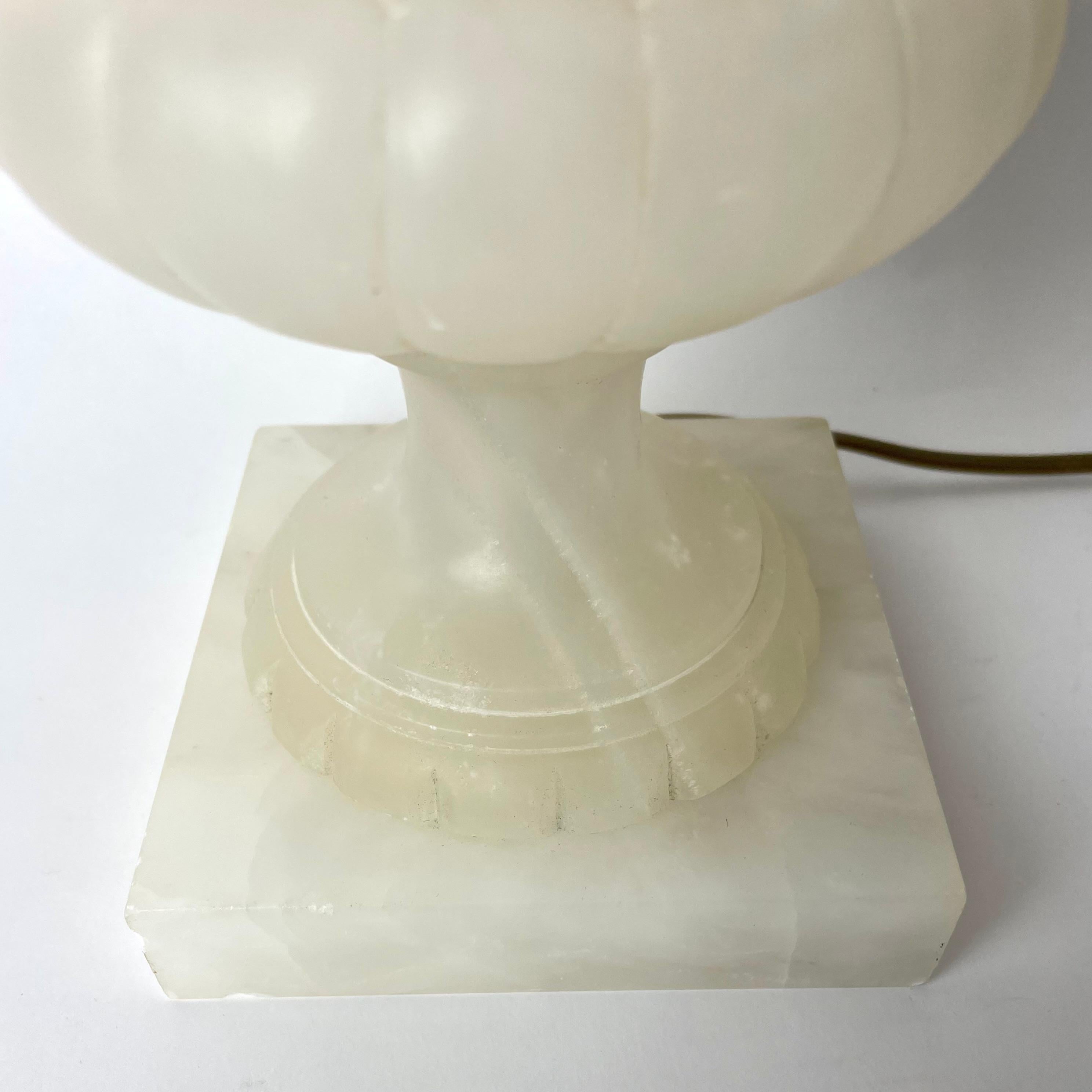 Urnenförmige Tischlampe aus Alabaster, wahrscheinlich aus dem frühen 20. Jahrhundert im Angebot 5