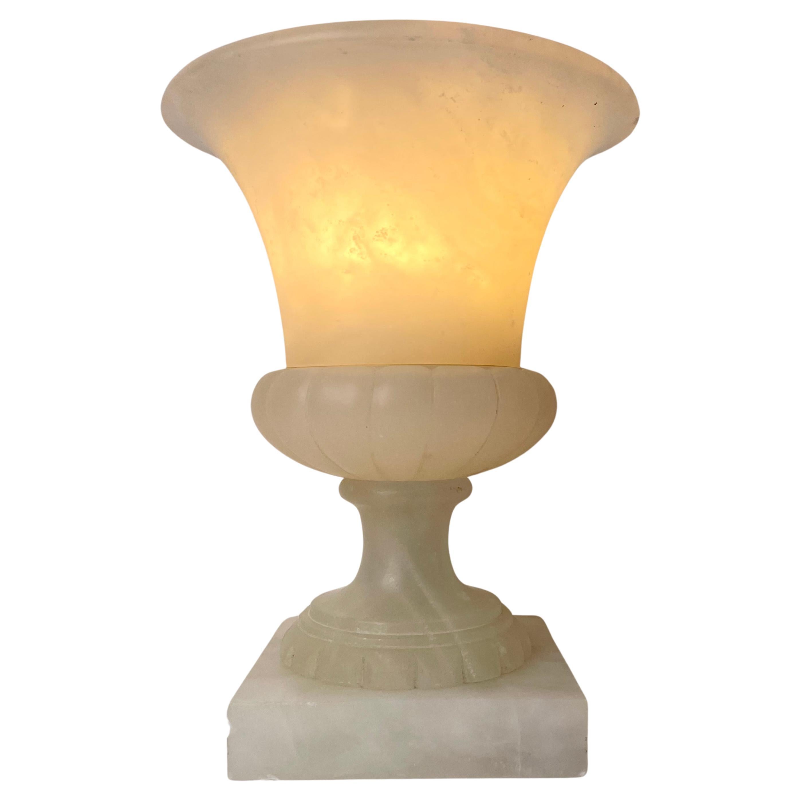 Urnenförmige Tischlampe aus Alabaster, wahrscheinlich aus dem frühen 20. Jahrhundert im Angebot