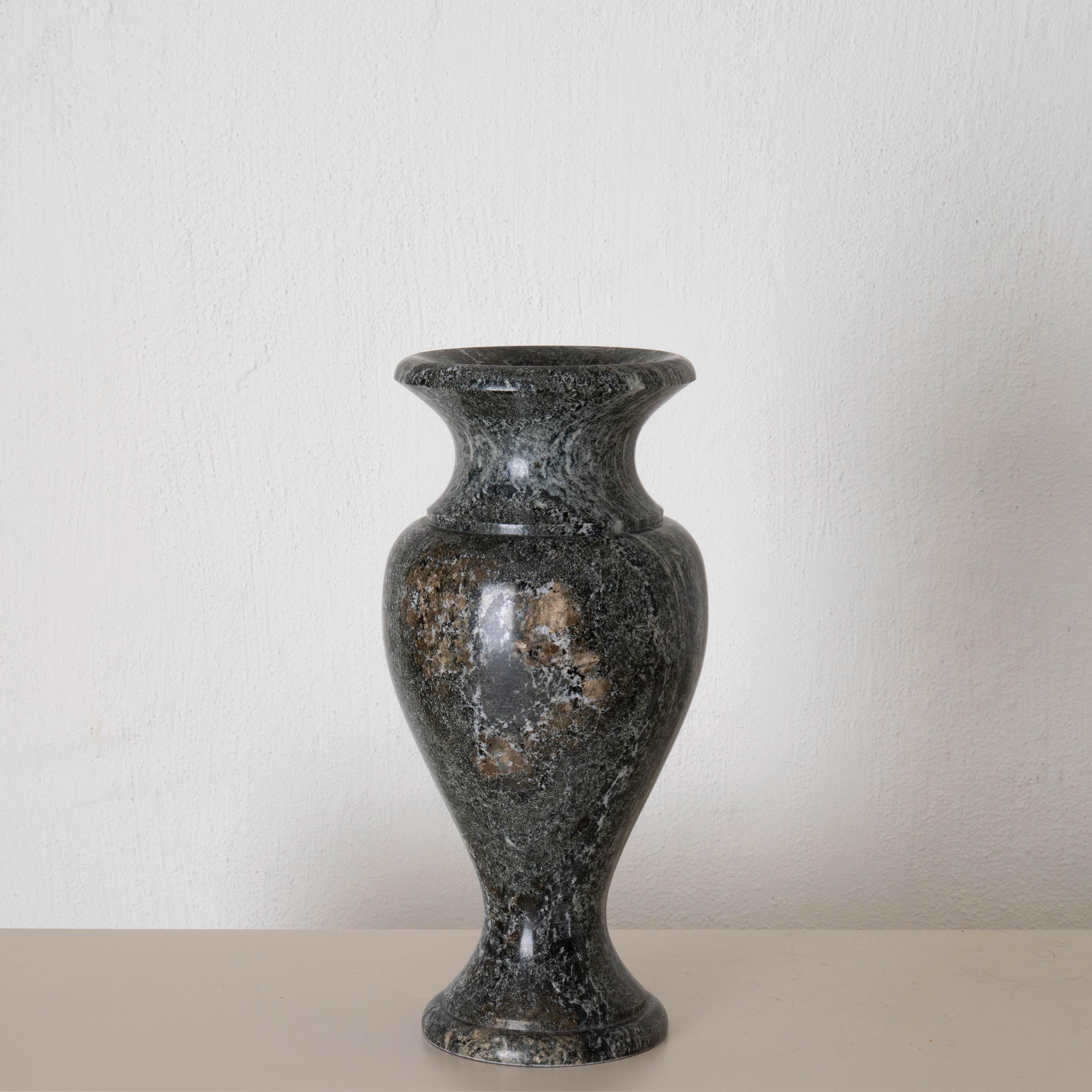 Urne marmorgrau, Schweden. Urne oder Vase aus Marmor in Schweden, 20. Jahrhundert.