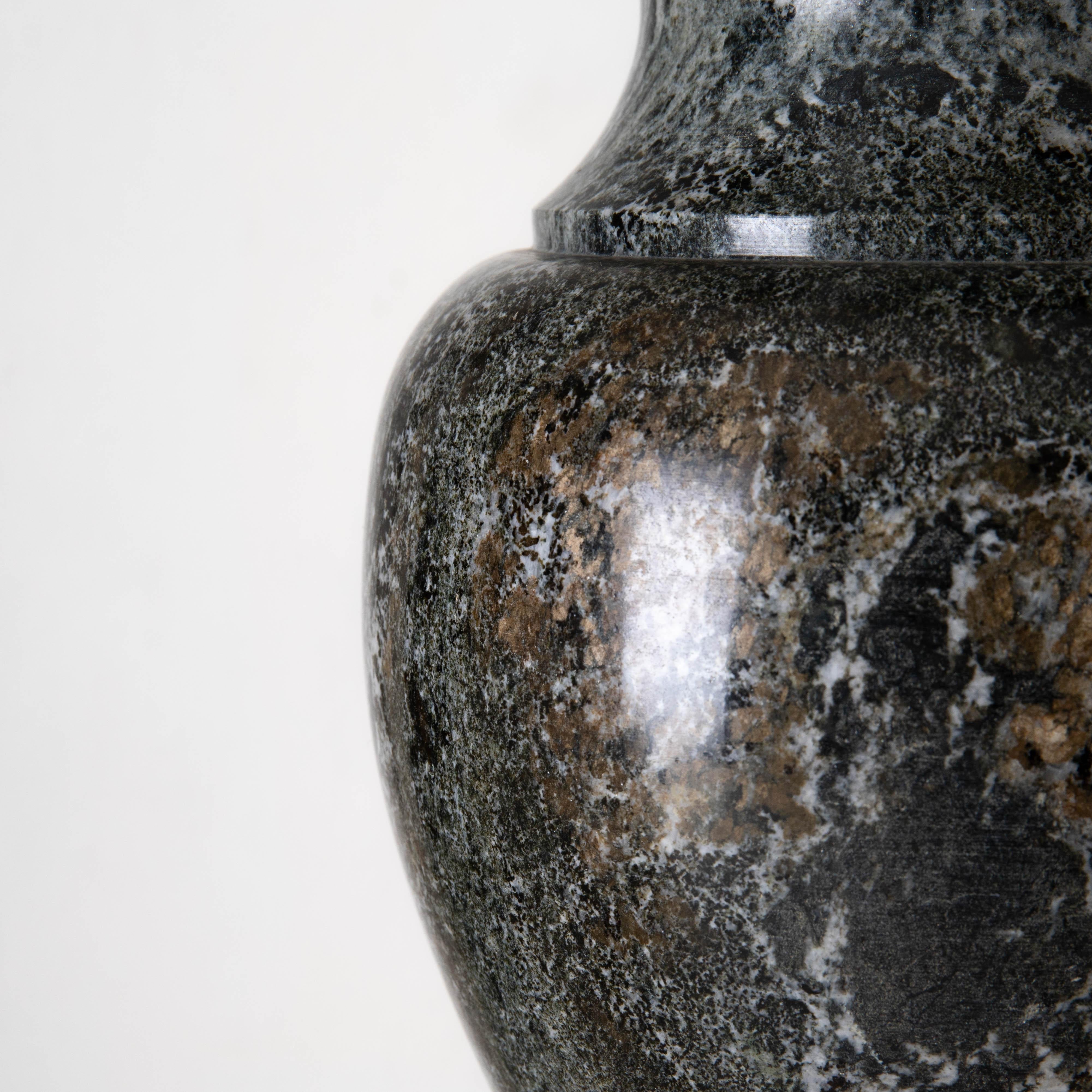 Urnenvase aus Marmor in Grau, Schweden im Angebot 1