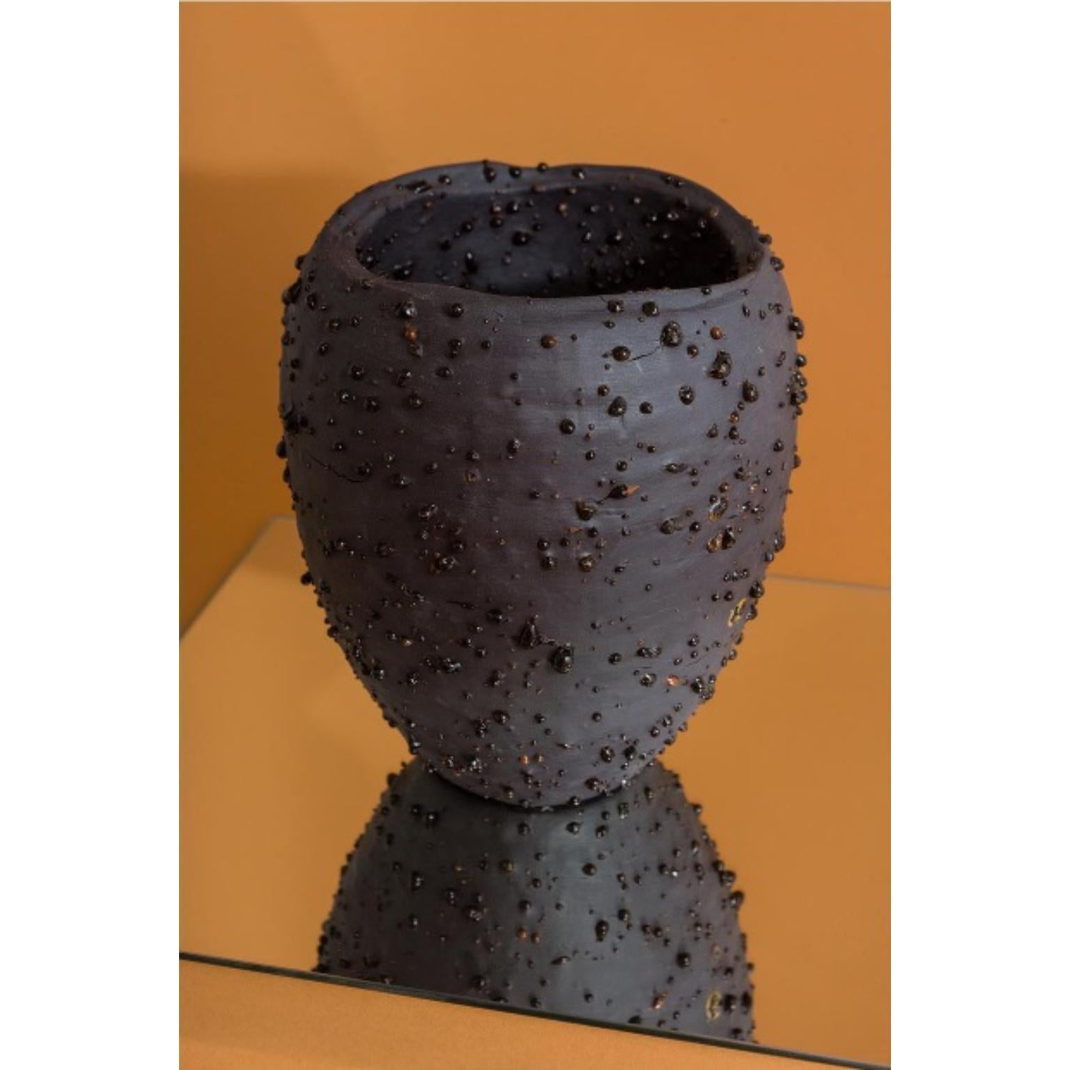 Vaso URNA Black Telluride Small B.T.I.V.A. di Tellurico
Firmato e numerato.
Dimensioni: Ø 16 x H. 21 cm.
Materiali: Porcellana vulcanica scura.

Dopo aver conseguito un Master in Design Contestuale presso la Design Academy di Eindhoven, nel 2017