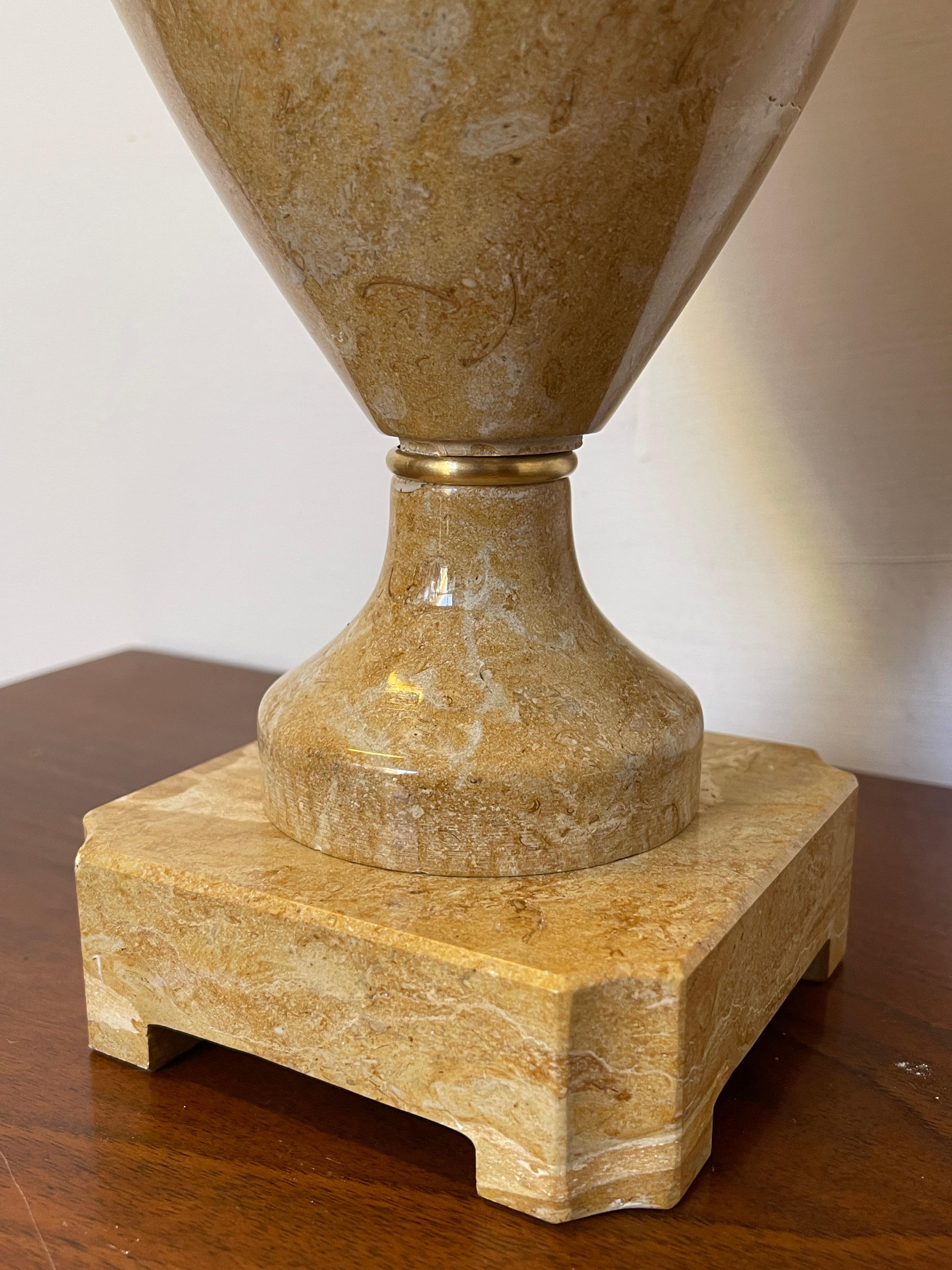 Néo-classique Urne décorative en marbre Giallo Siena avec finition en laiton en vente