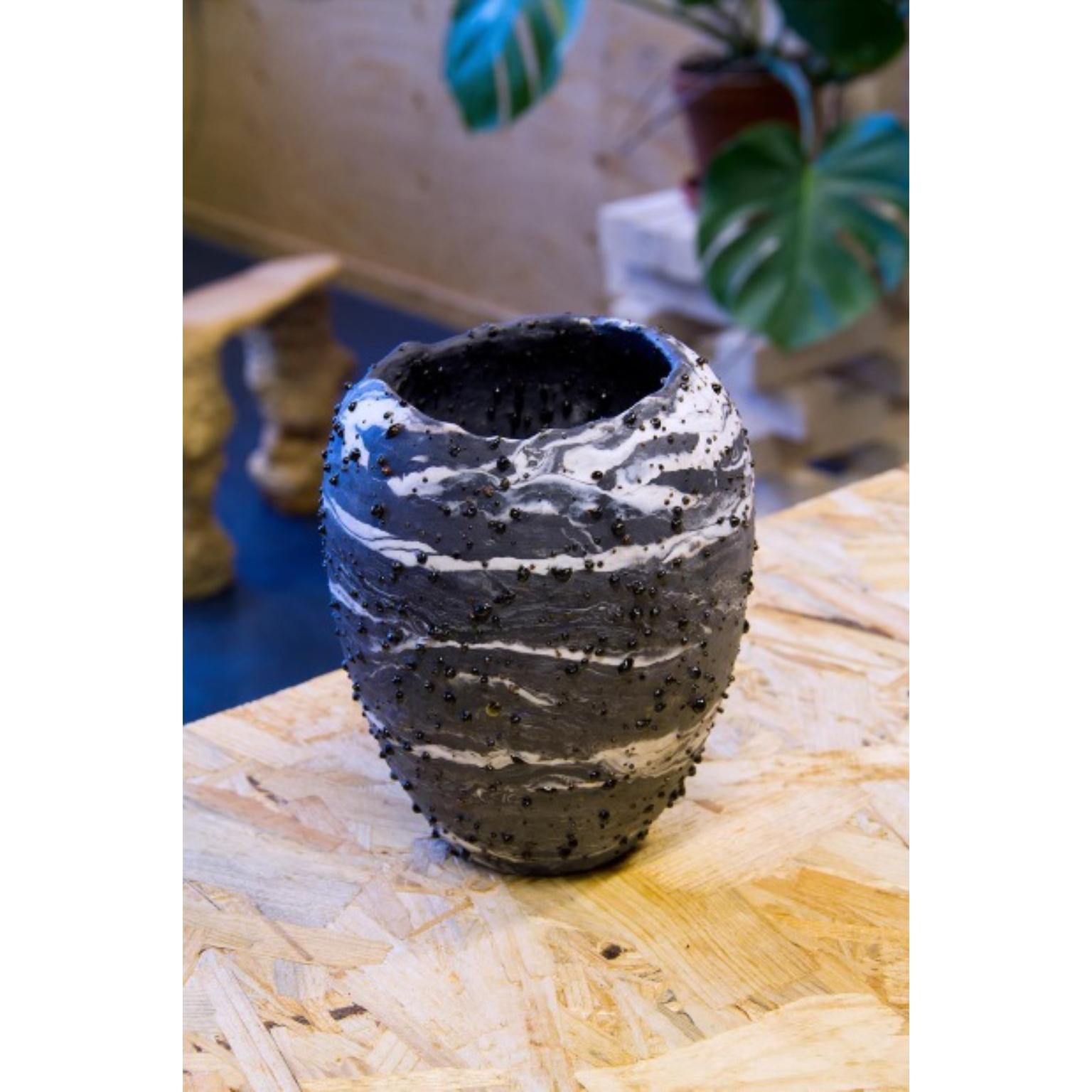 URNA Marbling Telluride Small Vase B.T.S.V. by Tellurico
Signé et numéroté.
Dimensions : Ø 16 x H 21 cm : Ø 16 x H 21 cm.
Matériaux : Porcelaine volcanique marbrée.

Après avoir obtenu un Master en design contextuel à la Design Academy d'Eindhoven,