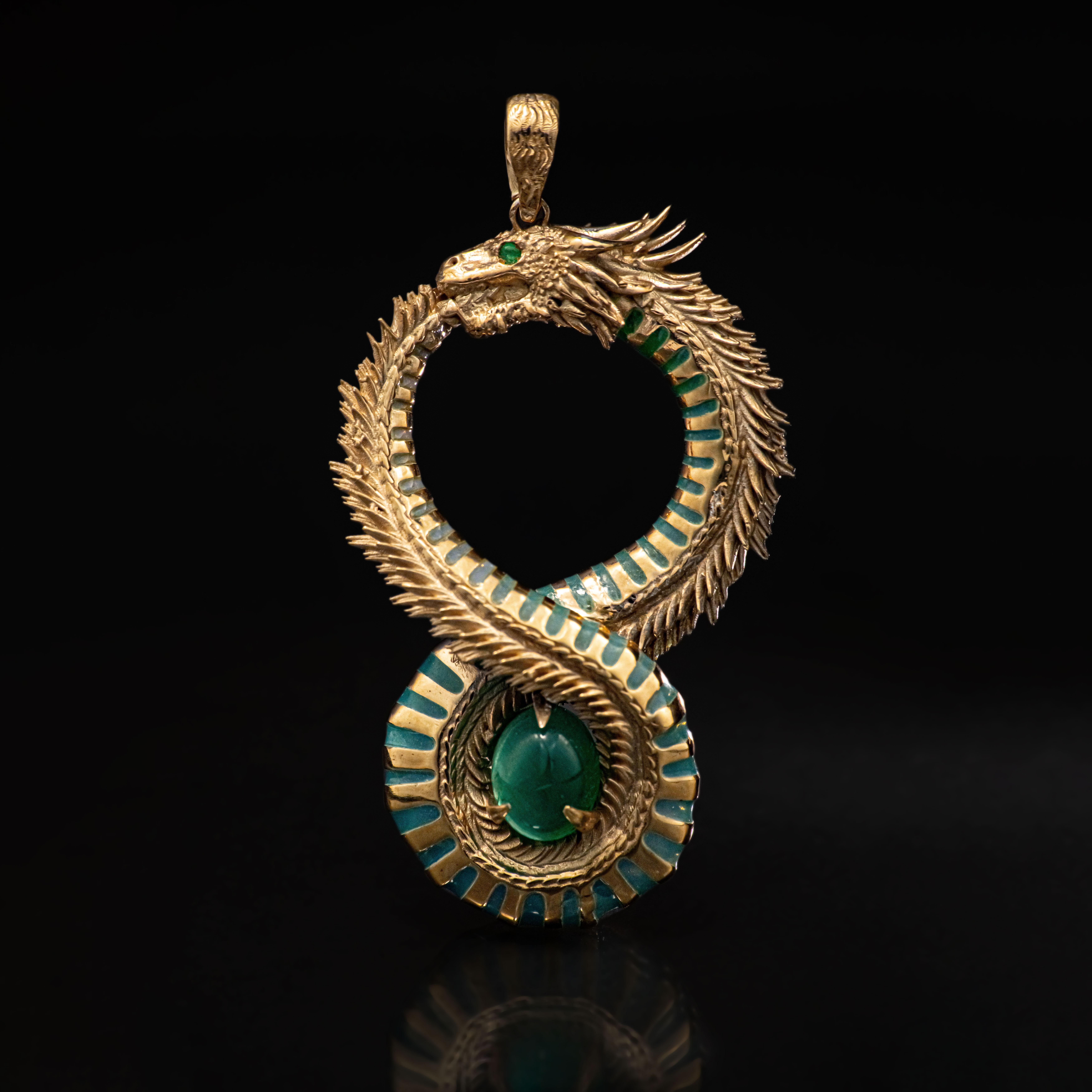 Uroboros-Anhänger aus Sterlingsilber mit 24k Gold Vermeil, Feueremail und Smaragd (Art nouveau) im Angebot