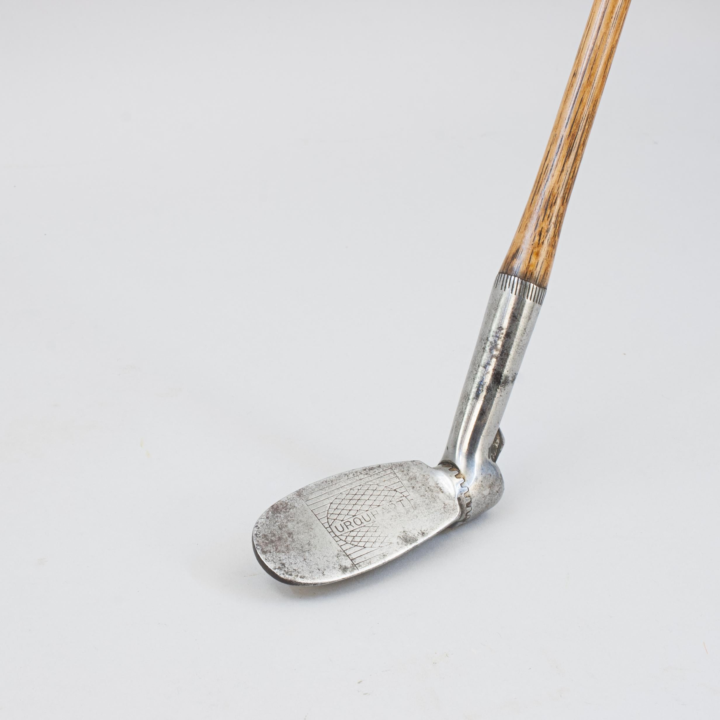 Antiguo palo de golf de hierro ajustable patentado por Urquhart.
Un palo de golf ajustable Urquhart con varilla de nogal americano en buen estado de Robert Urquhart. La cara del palo está marcada con líneas de puntuación, en el centro hay un círculo