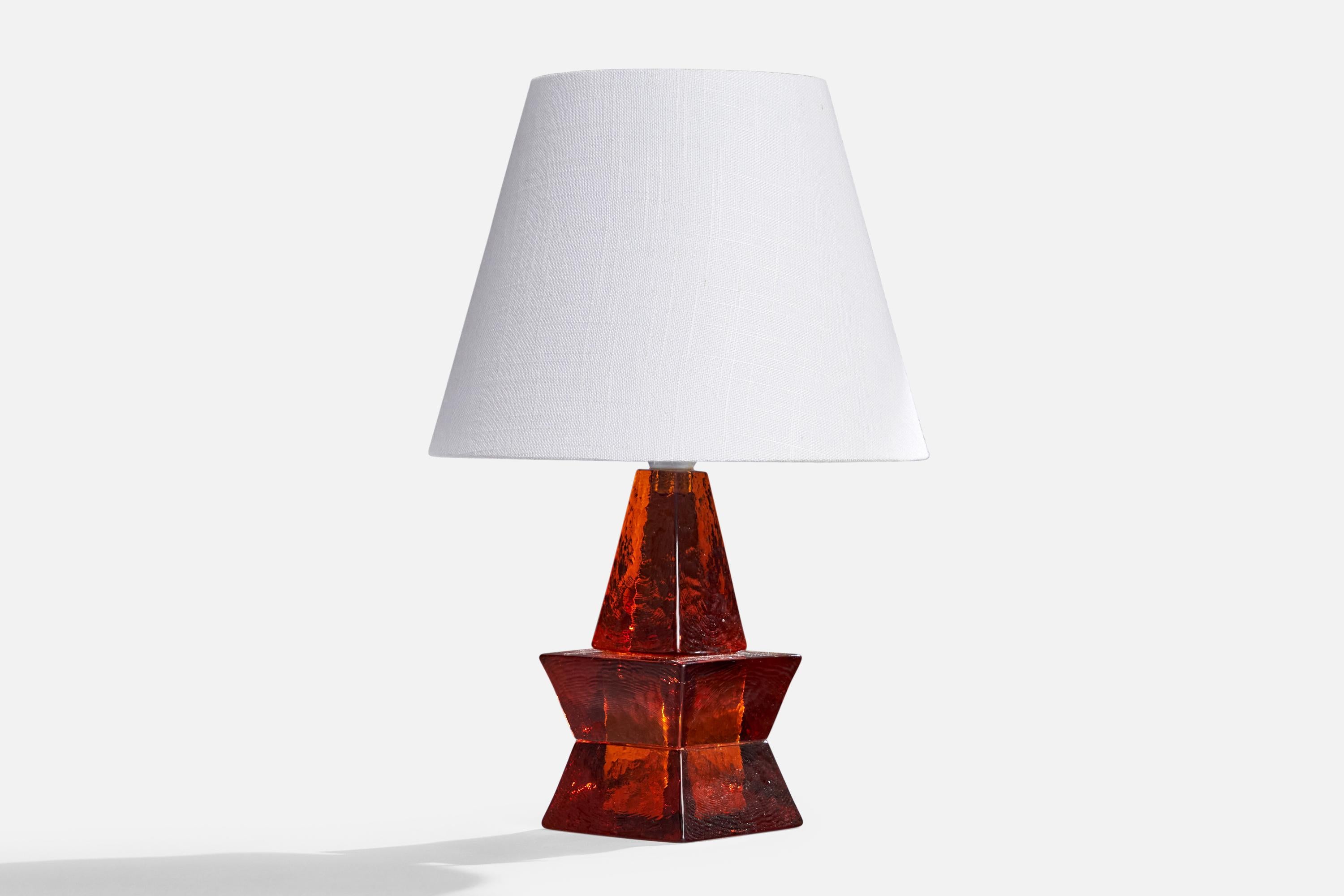 Tischlampe aus rotem Glas, Urshult Glasbruk, Schweden, ca. 1960er Jahre.

Abmessungen der Lampe (Zoll): 10
