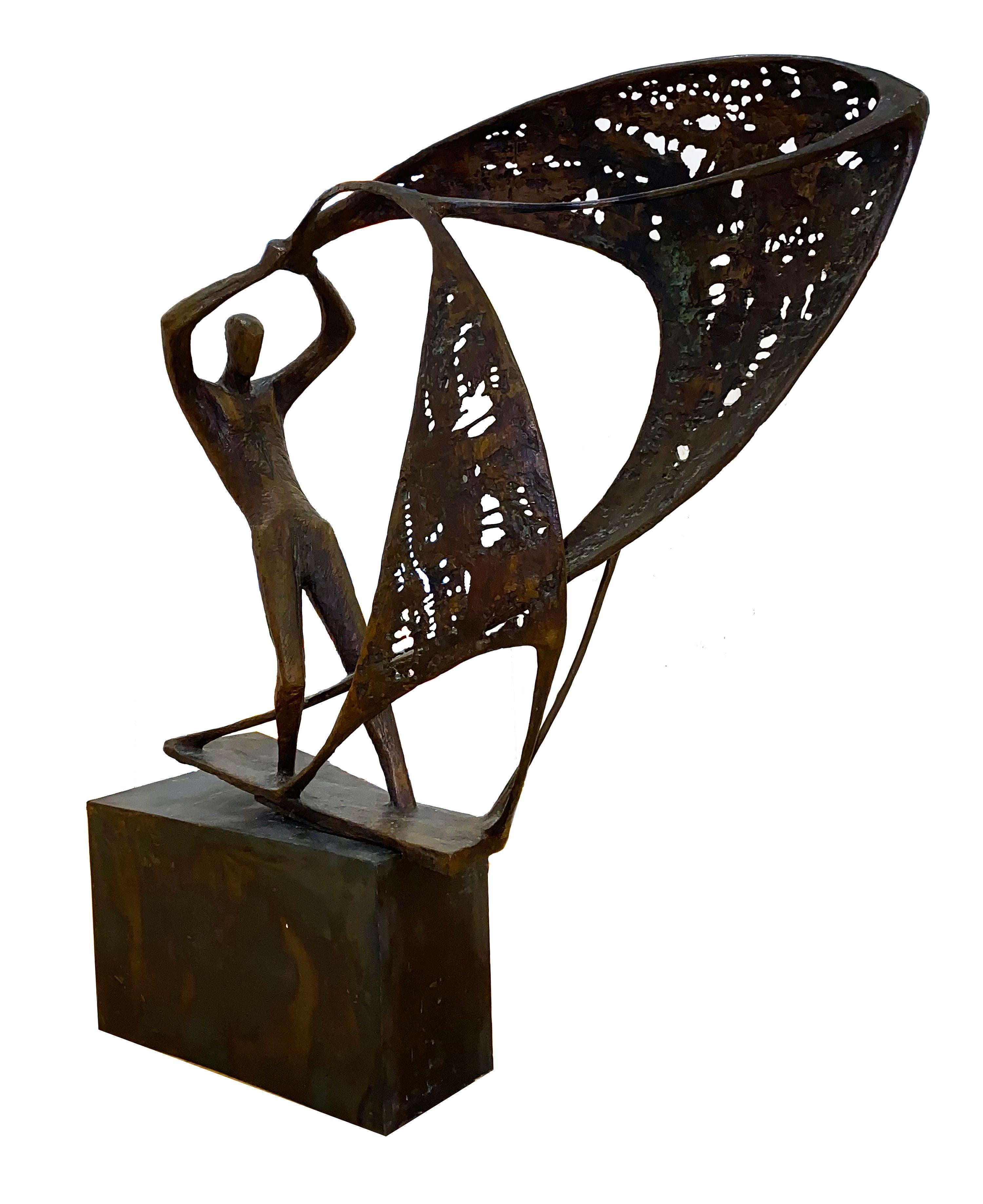 Ursula Hanke-Forster Figurative Sculpture – Fischer mit Netzen (Fisherman mit Netzen)
