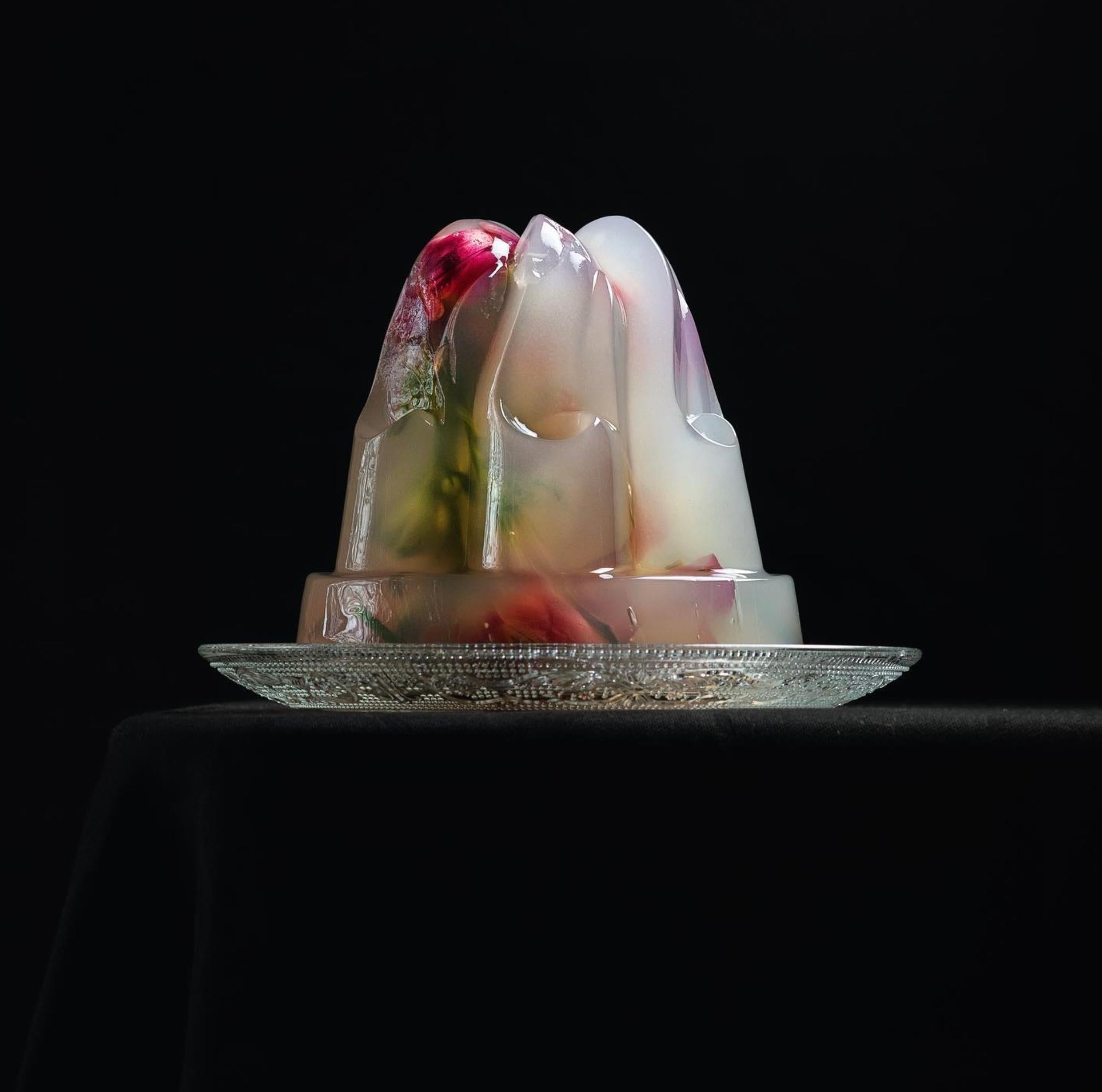 Blumengelee'' Dutch Contemporary Stillleben eines Puddings mit rosa Blumen