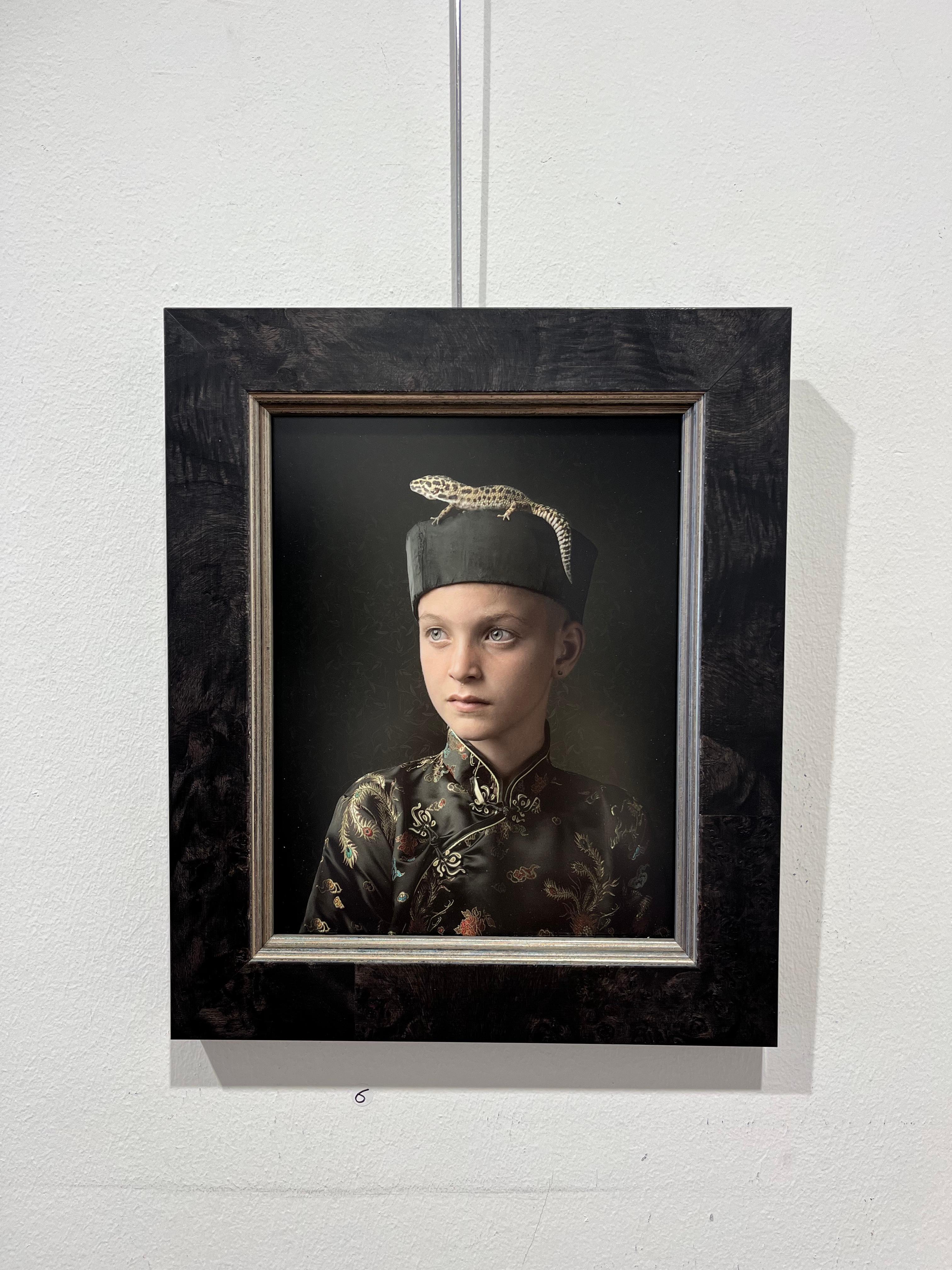 Lukah 4'' Niederländisches Contemporary Porträt eines Jungen in chinesischem Kostüm mit Eidechse – Photograph von Ursula van de Bunte