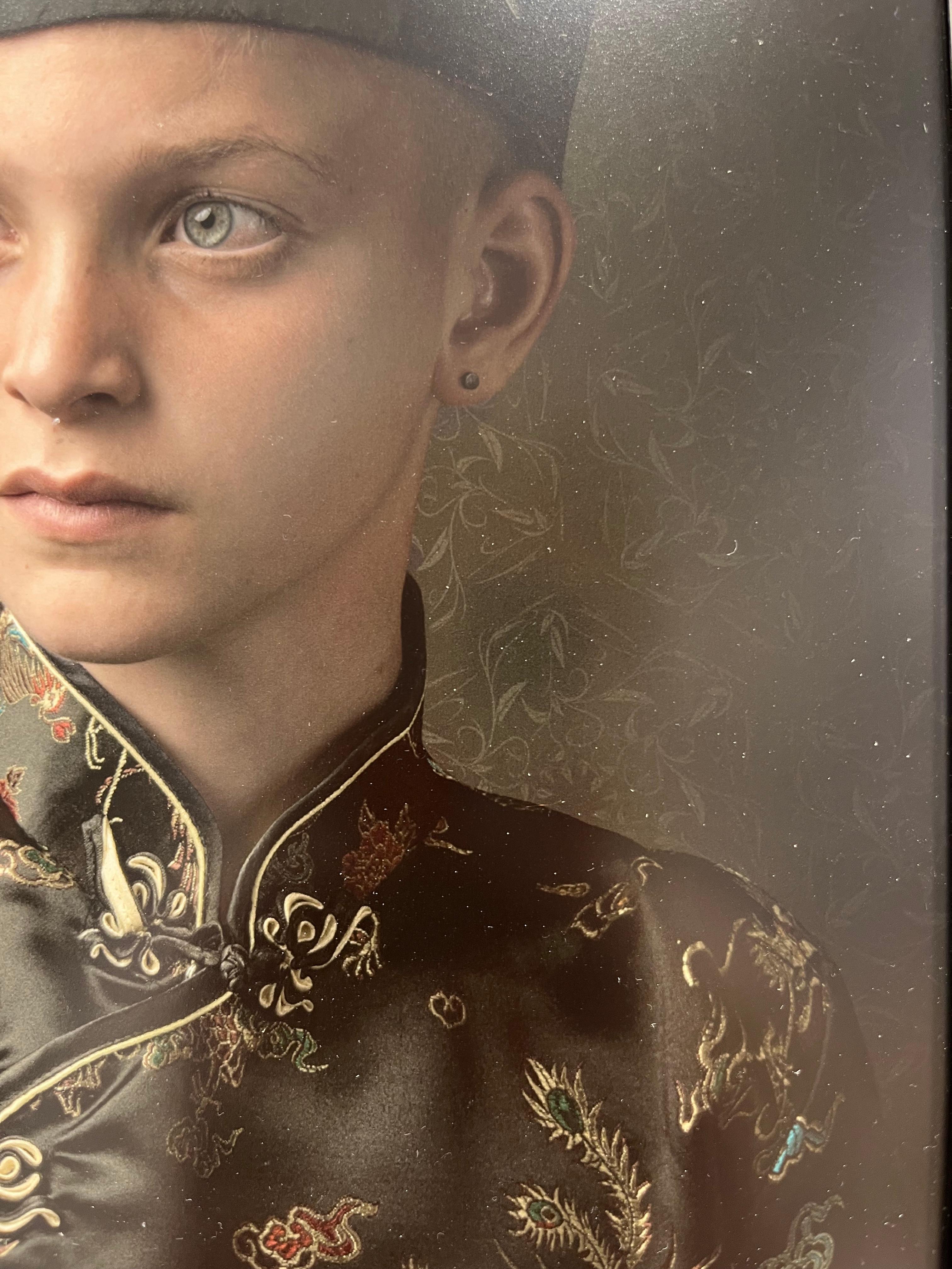 Lukah 4'' Niederländisches Contemporary Porträt eines Jungen in chinesischem Kostüm mit Eidechse (Schwarz), Portrait Photograph, von Ursula van de Bunte