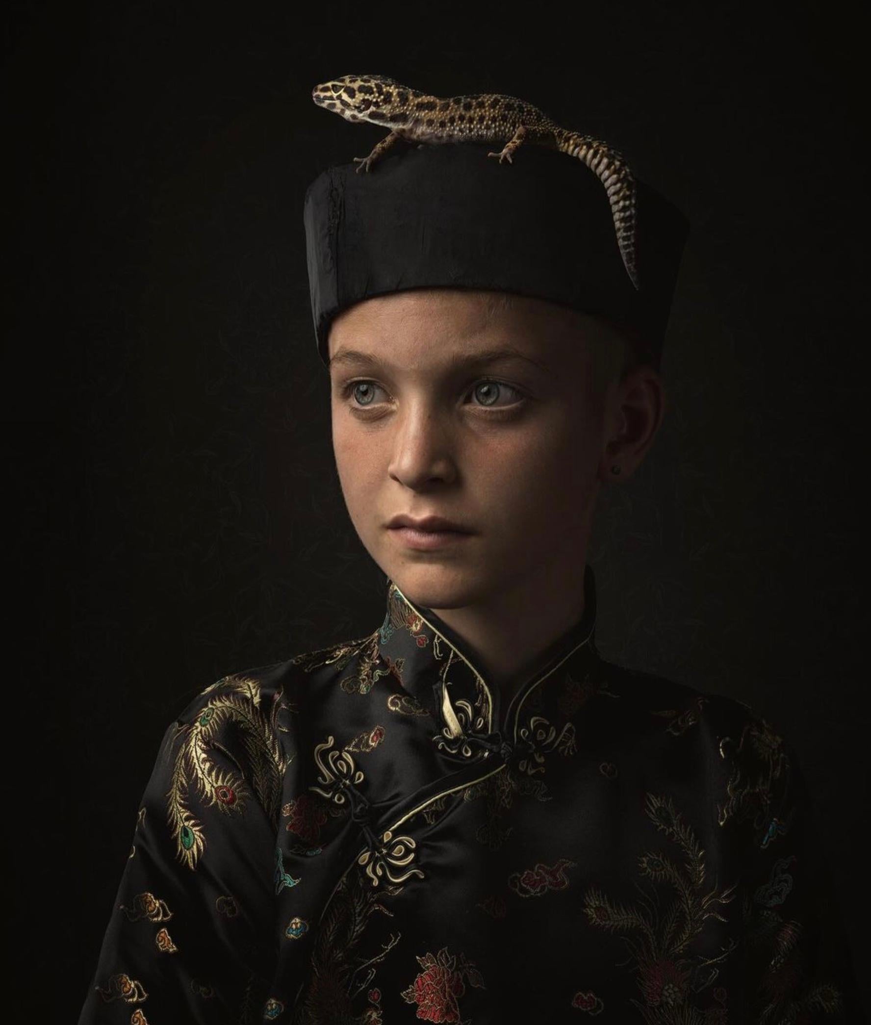 Lukah 4'' Niederländisches Contemporary Porträt eines Jungen in chinesischem Kostüm mit Eidechse