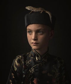 ''Lukah 4'' Portrait contemporain néerlandais d'un garçon en costume chinois avec un lézard
