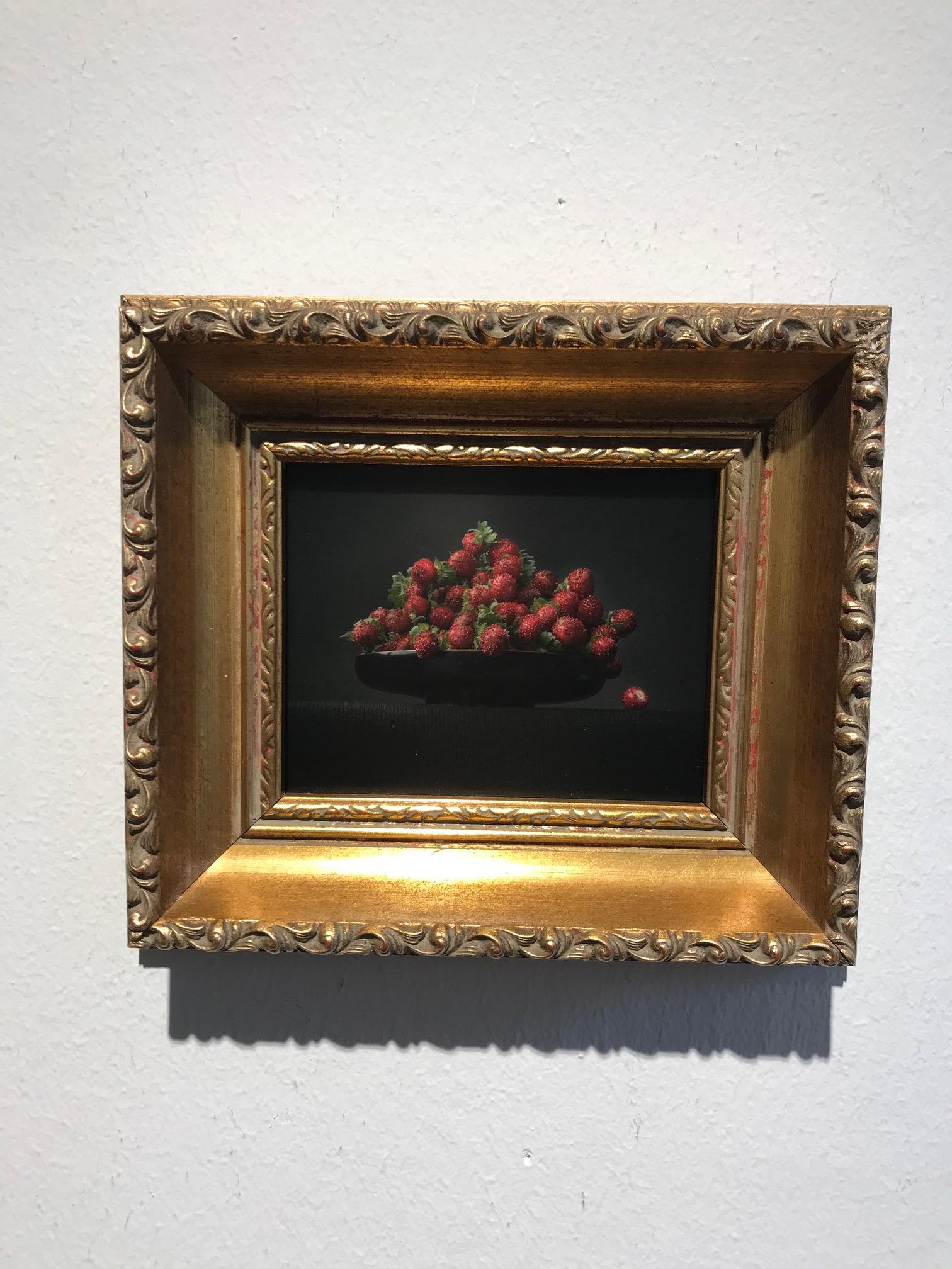 Strawberry's'' Dutch Contemporary Stilleben von Erdbeeren in einer schwarzen Schale – Photograph von Ursula van de Bunte