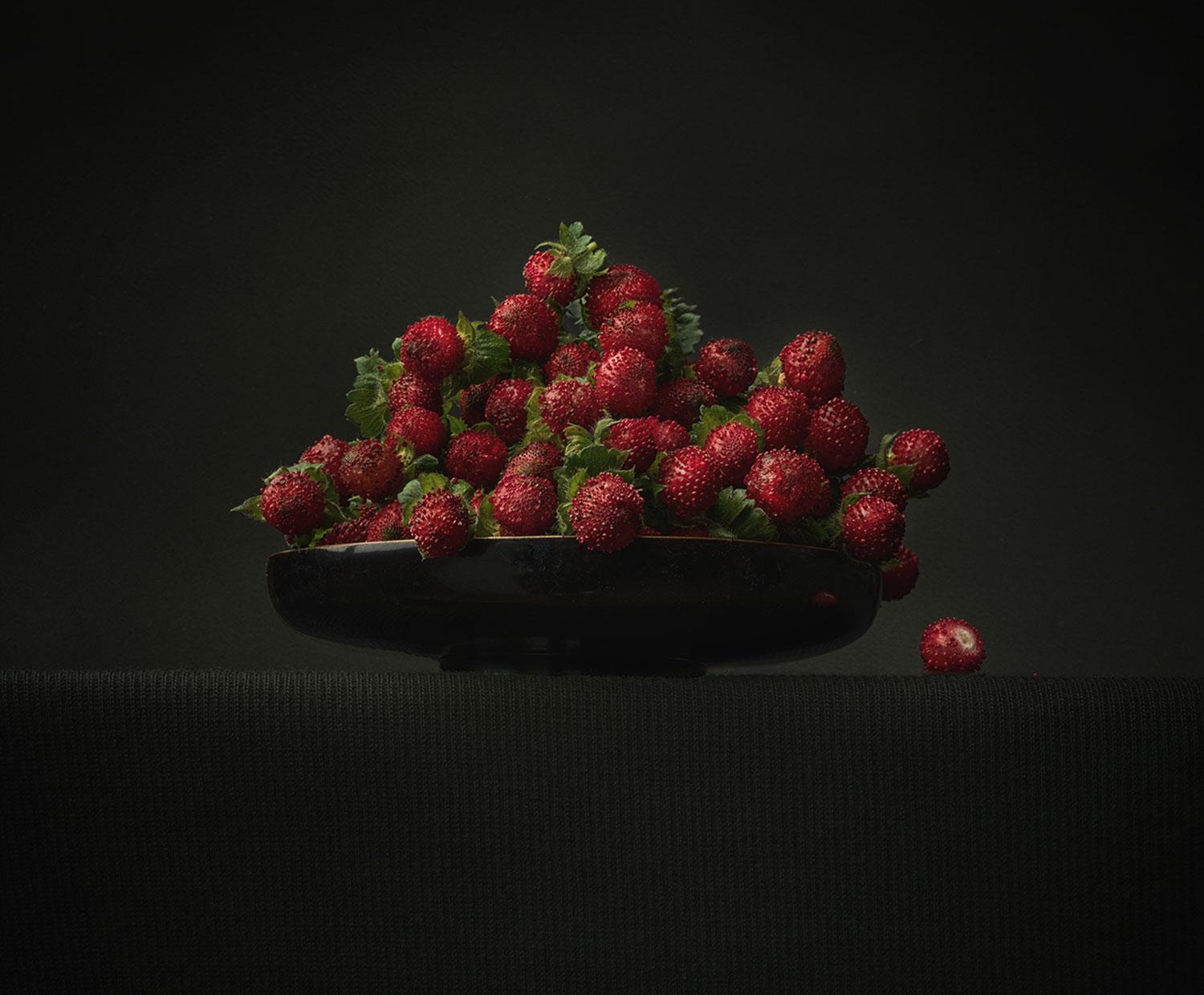 Ursula van de Bunte Still-Life Photograph – Strawberry's'' Dutch Contemporary Stilleben von Erdbeeren in einer schwarzen Schale