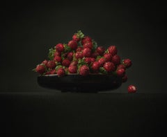 Strawberry's'' Dutch Contemporary Stilleben von Erdbeeren in einer schwarzen Schale