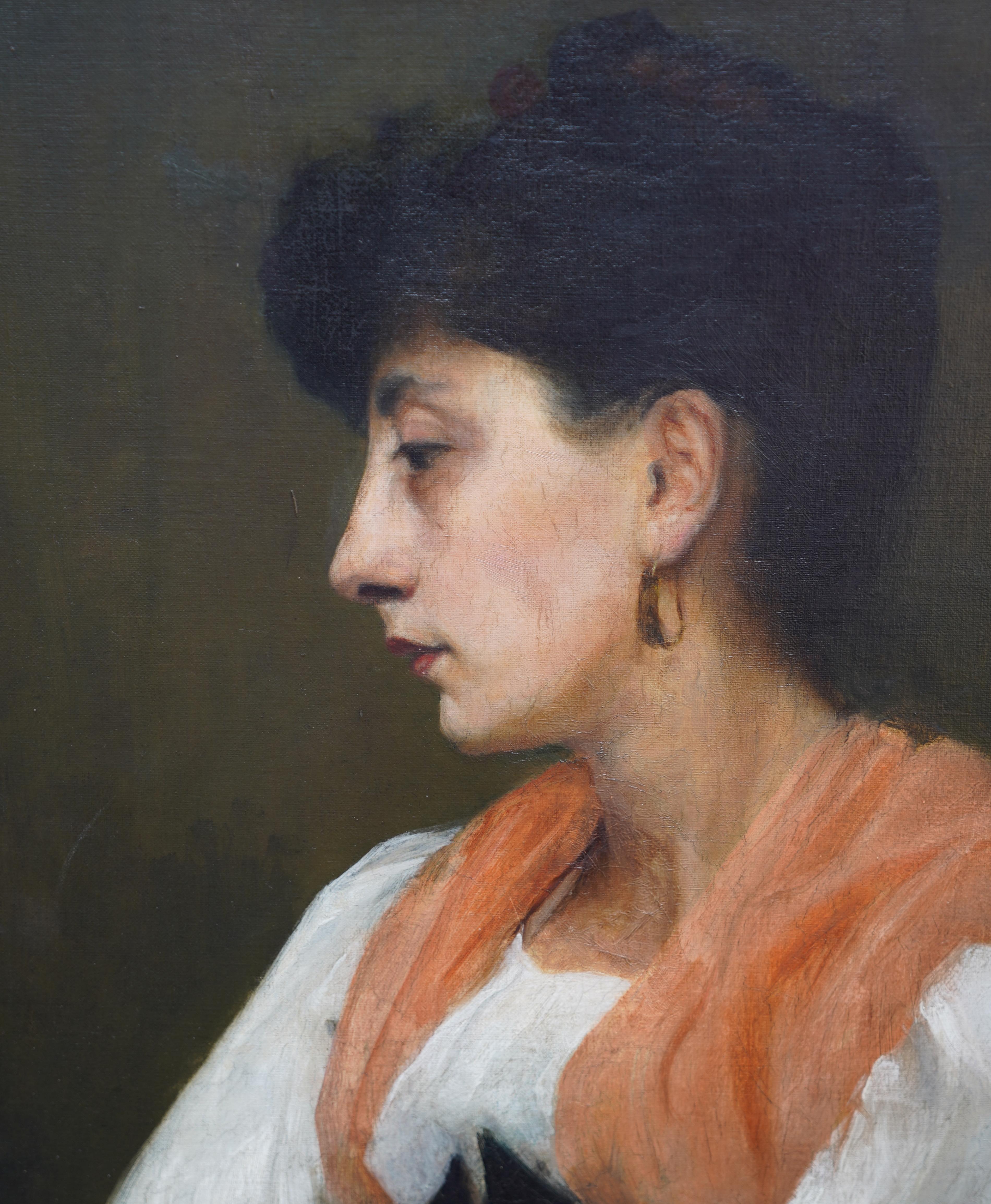 Dieses schöne britische Porträt-Ölgemälde aus der Edwardianischen Zeit wird der Künstlerin Ursula Wood zugeschrieben. Das um 1910 gemalte Bildnis zeigt eine schöne Frau in orangefarbenem Schal und weißer Bluse in halber Länge. Die Pinselführung und