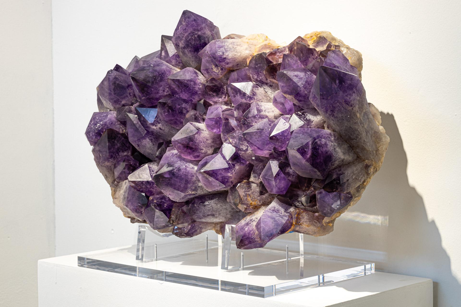 Ursprünglich: Uruguay
Ein natürlicher Amethyst mit großen Kristallen, montiert auf einem Sockel aus Acryl