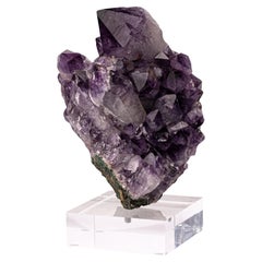 Uruguay Amethyst-Quarz-Kristalle-Cluster auf maßgefertigtem Acrylsockel