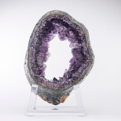 Des cristaux de quartz améthyste d'Uruguay et de géode sur base acrylique personnalisée