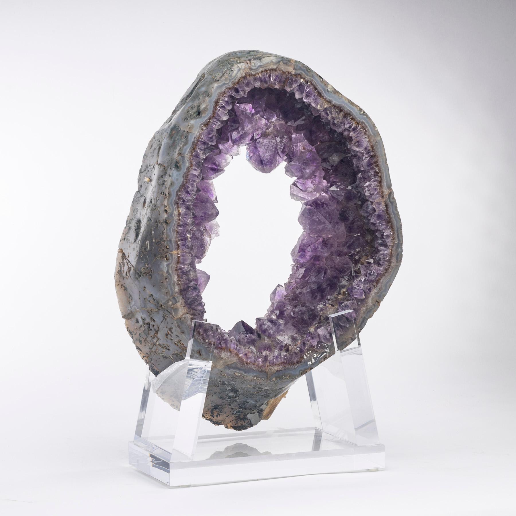 Uruguay Amethyst-Quarz-Kristall-Geode auf maßgefertigtem Acrylsockel (Mexikanisch) im Angebot