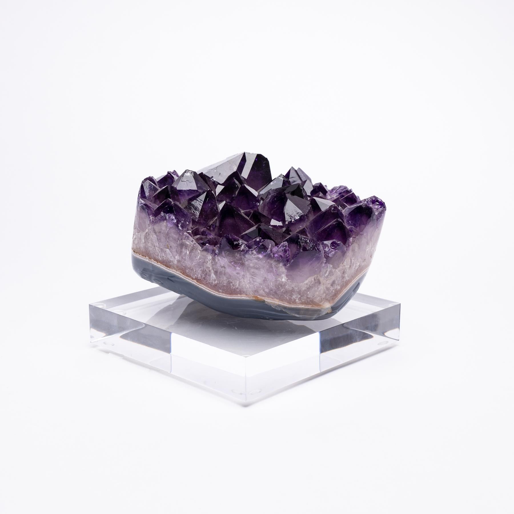Origen: Uruguay
Colors: Blue, white and purple
Agates are formed in rounded nodules, which are sliced open to bring out the internal pattern hidden in the stone. Their formation is commonly from depositions of layers of silica filling voids in