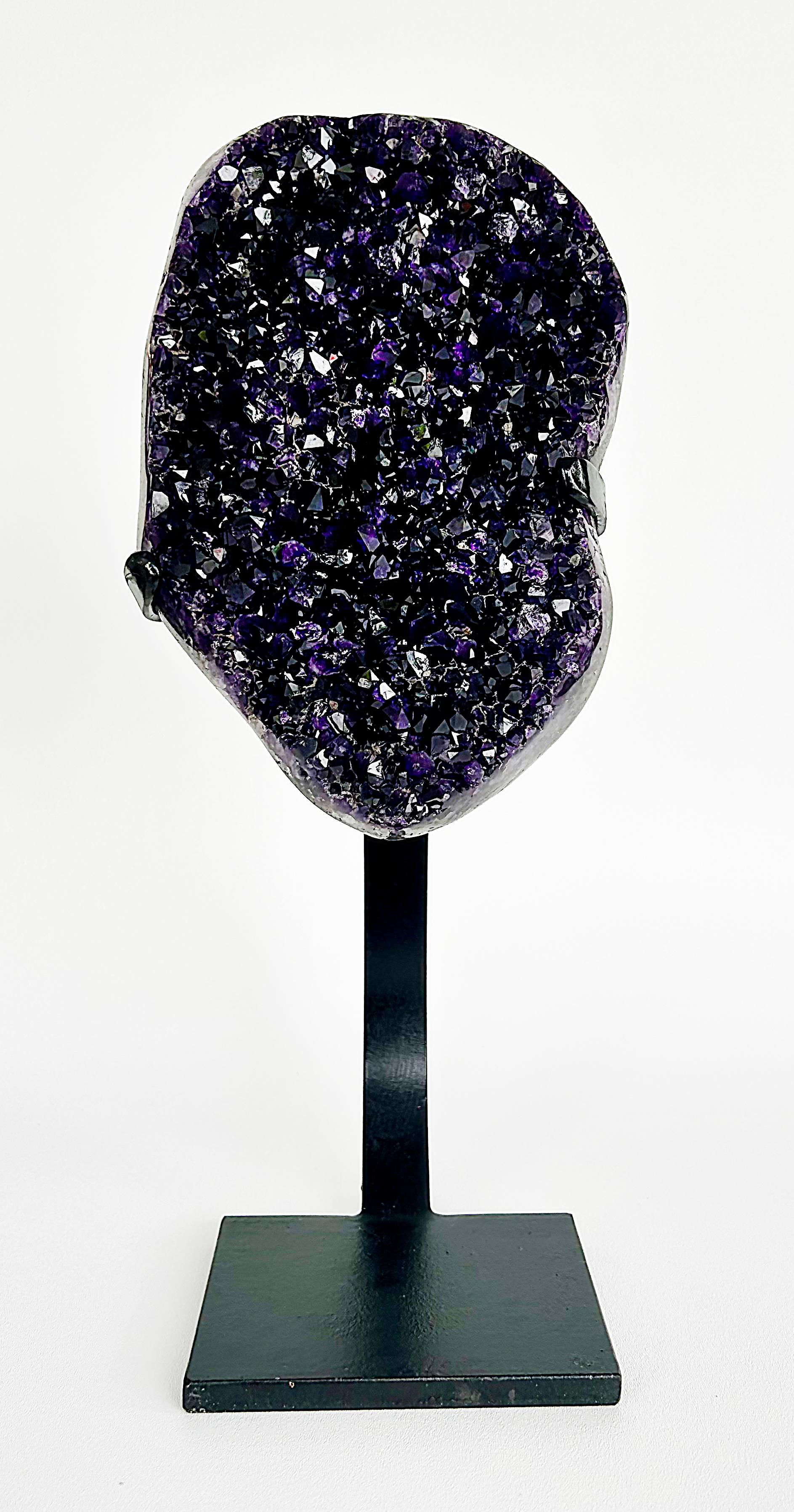 Geoda de cristal de amatista uruguaya sobre soporte personalizado que pesa 9 kilos en Bueno estado para la venta en Miami, FL