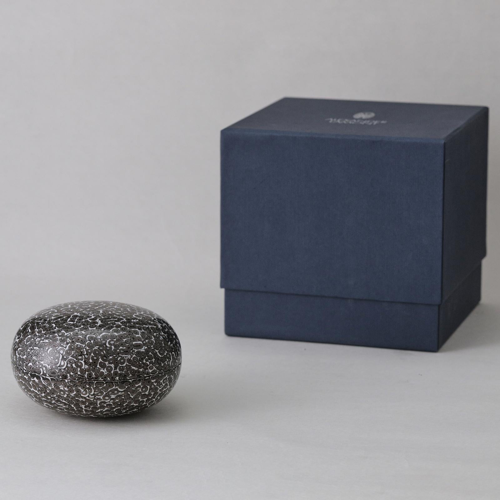 Laqué Boîte d'orbe en laque Urushi en forme de coquille d'œuf, petite par Alexander Lamont en vente