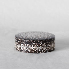 Boîte à broche ronde coquille d'œuf en laque Urushi, grande par Alexander Lamont