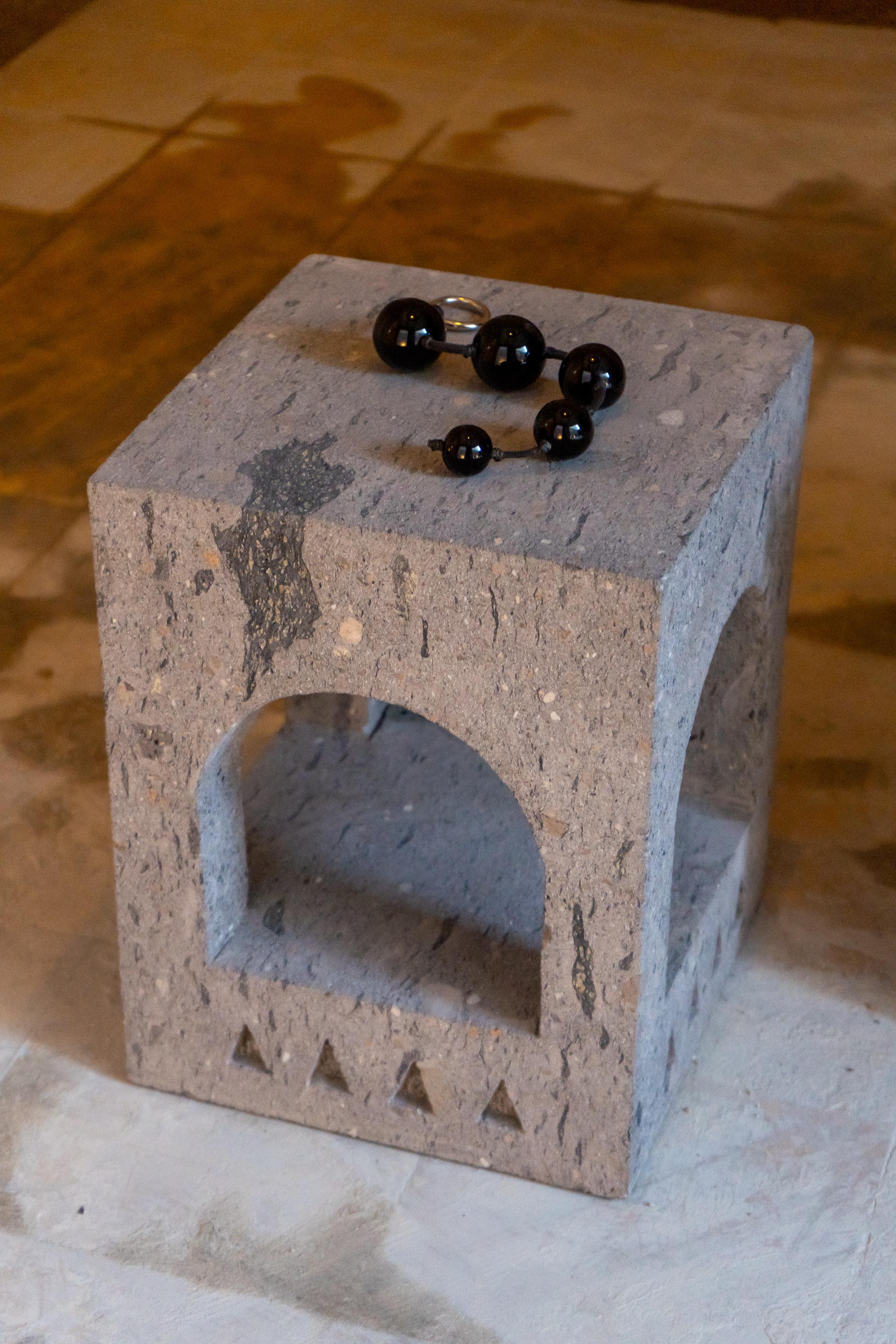 Mauresque Urzúa, pierre noire de Cantera, table d'appoint néo-régionaliste de Jalisco, Mexique en vente