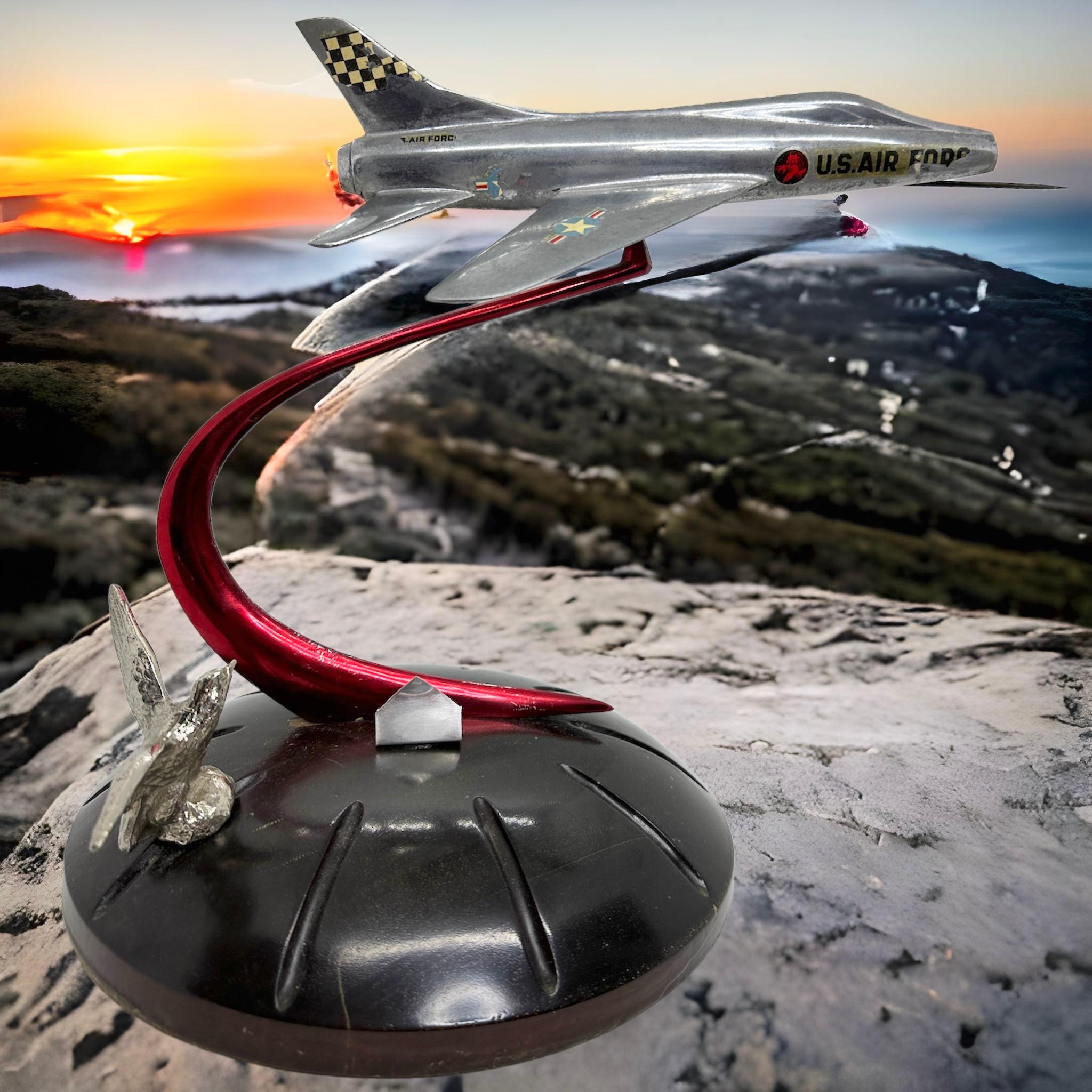 Maßstabsgetreues Modell eines Flugzeugs der US Air Force aus Aluminium mit einem Holzsockel. Eine schöne Skulptur für jedes Wohnzimmer oder jeden Schreibtisch. Verwenden Sie ihn als Bilderrahmen (Sie brauchen nur 2 Gläser, um das Bild zu halten)
