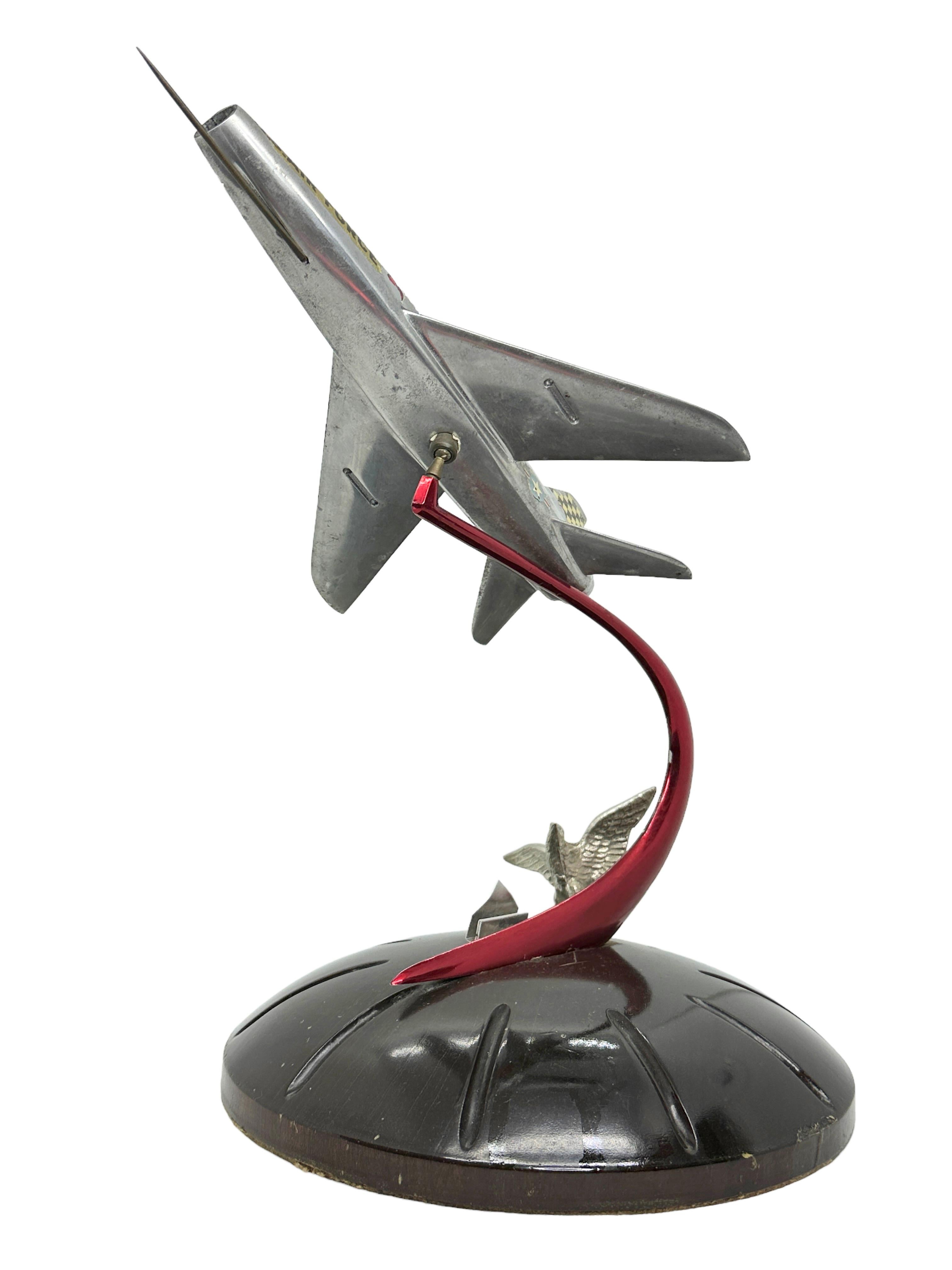 US Air Force Aluminium-Flugzeugmodell mit Holzsockel, 1970er Jahre, Italien (Handgefertigt) im Angebot