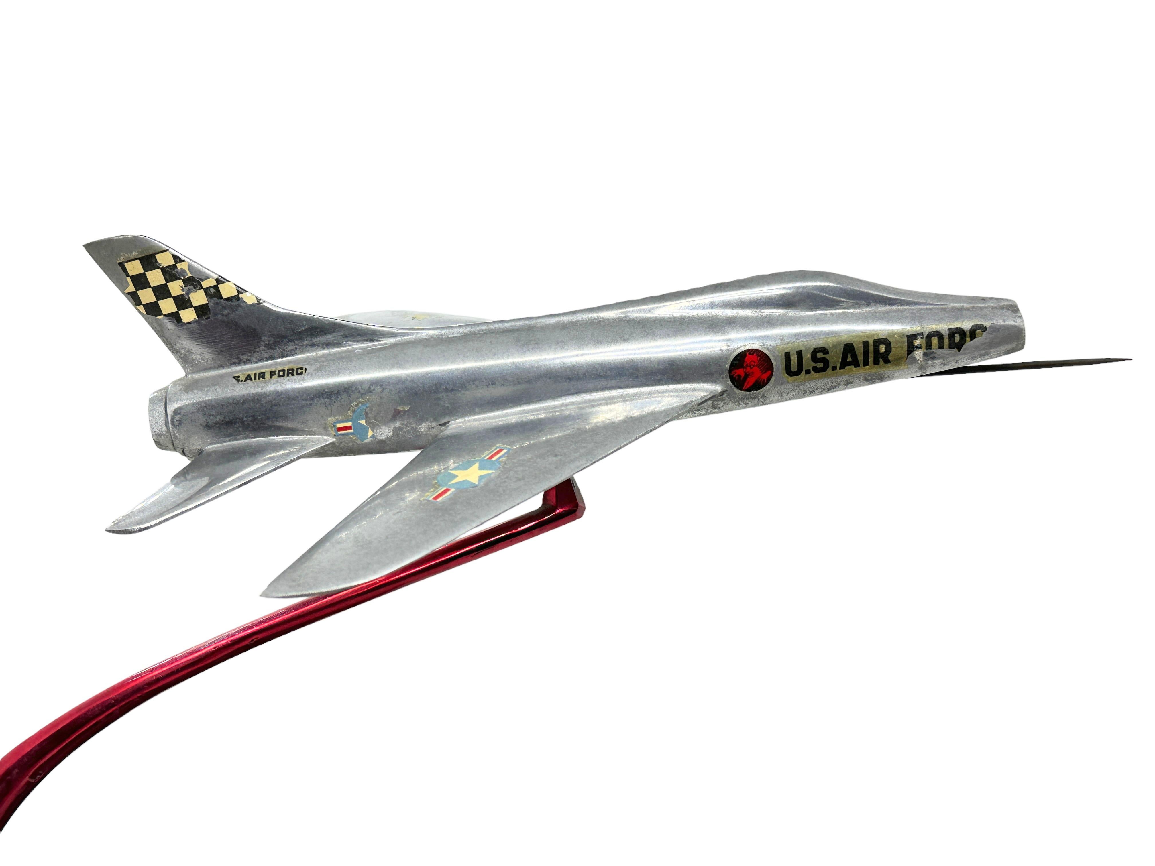 US Air Force Aluminium-Flugzeugmodell mit Holzsockel, 1970er Jahre, Italien (Metall) im Angebot