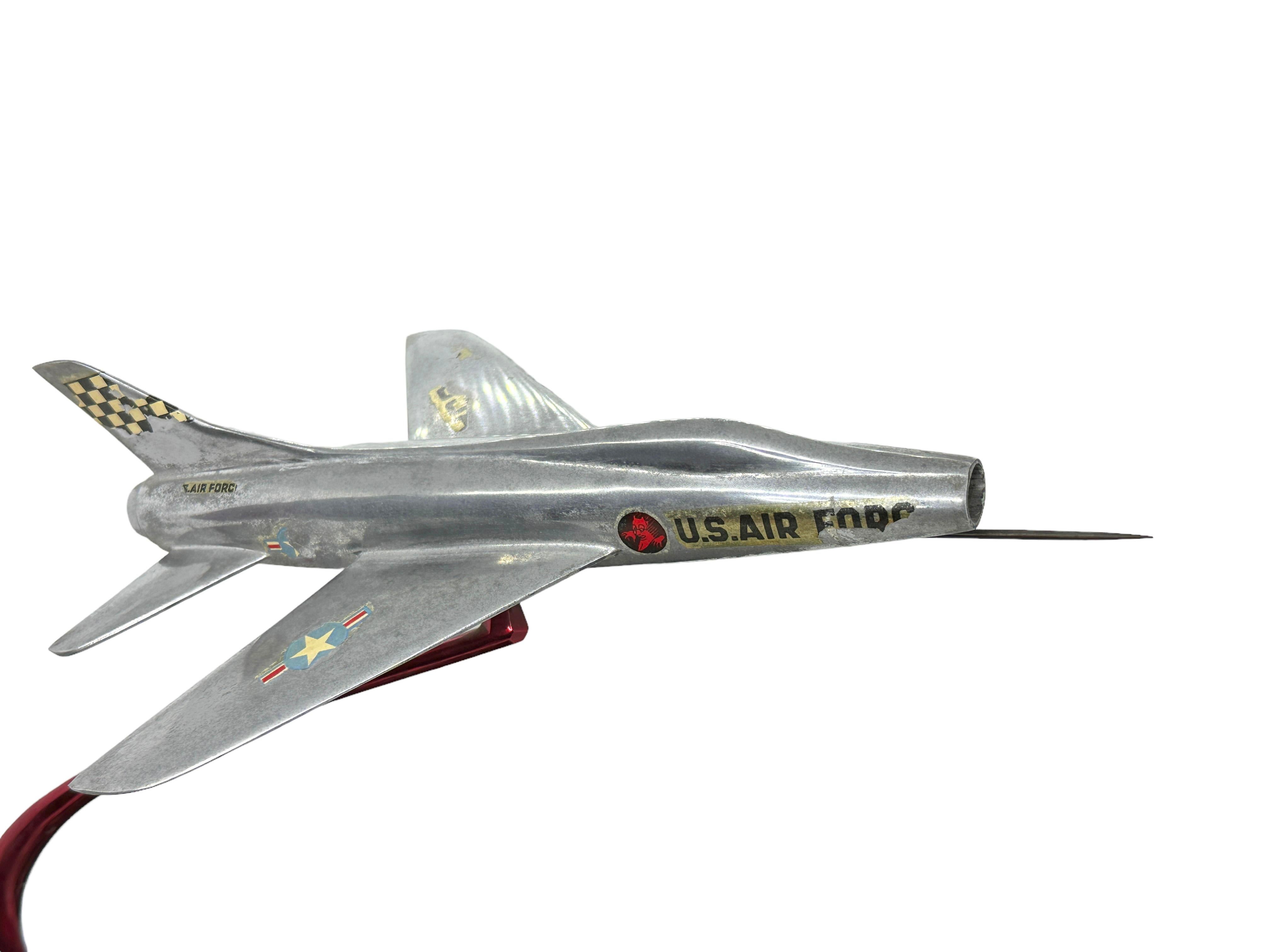 US Air Force Aluminium-Flugzeugmodell mit Holzsockel, 1970er Jahre, Italien im Angebot 1