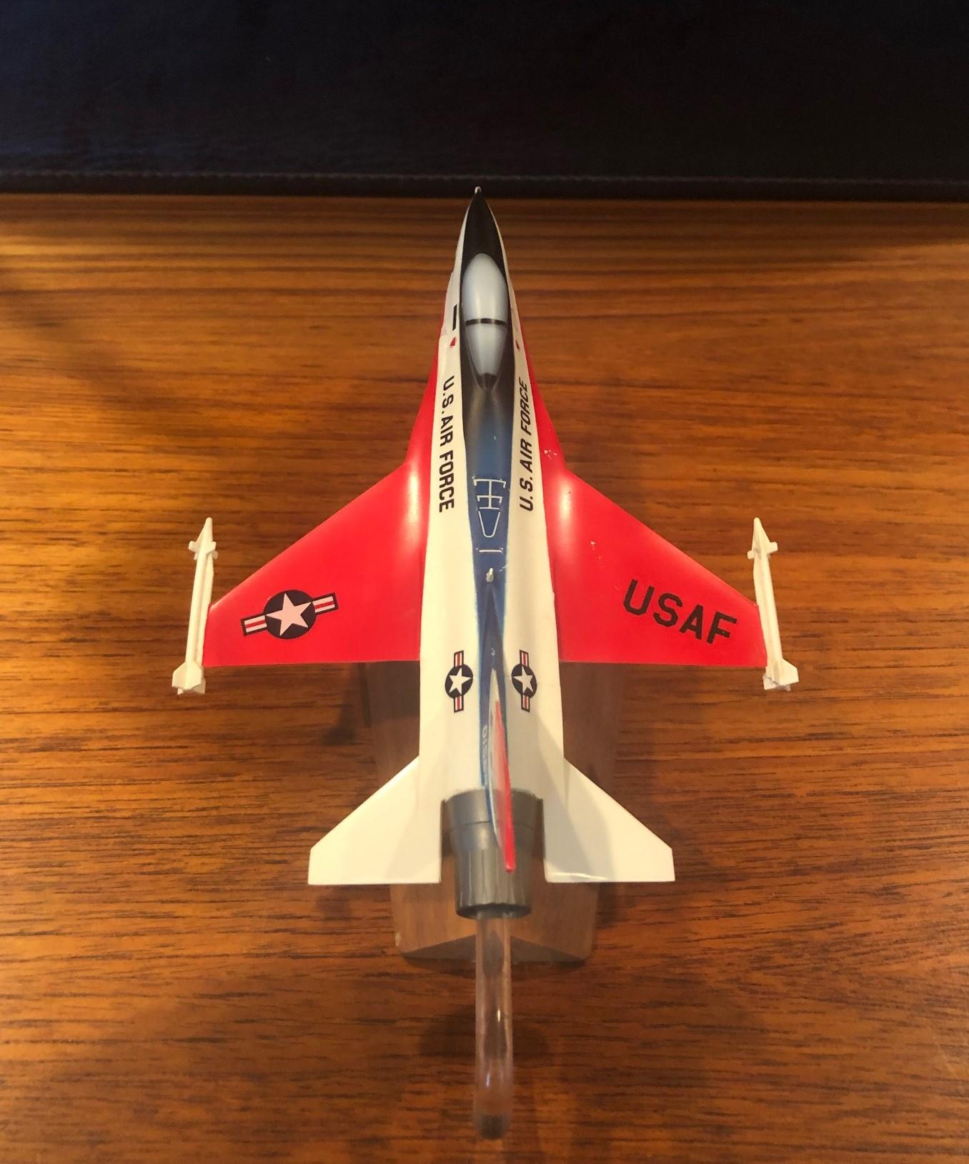 U.S. Air Force F-16 Air Combat Fighter Contractor Desk Model In Good Condition In San Diego, CA