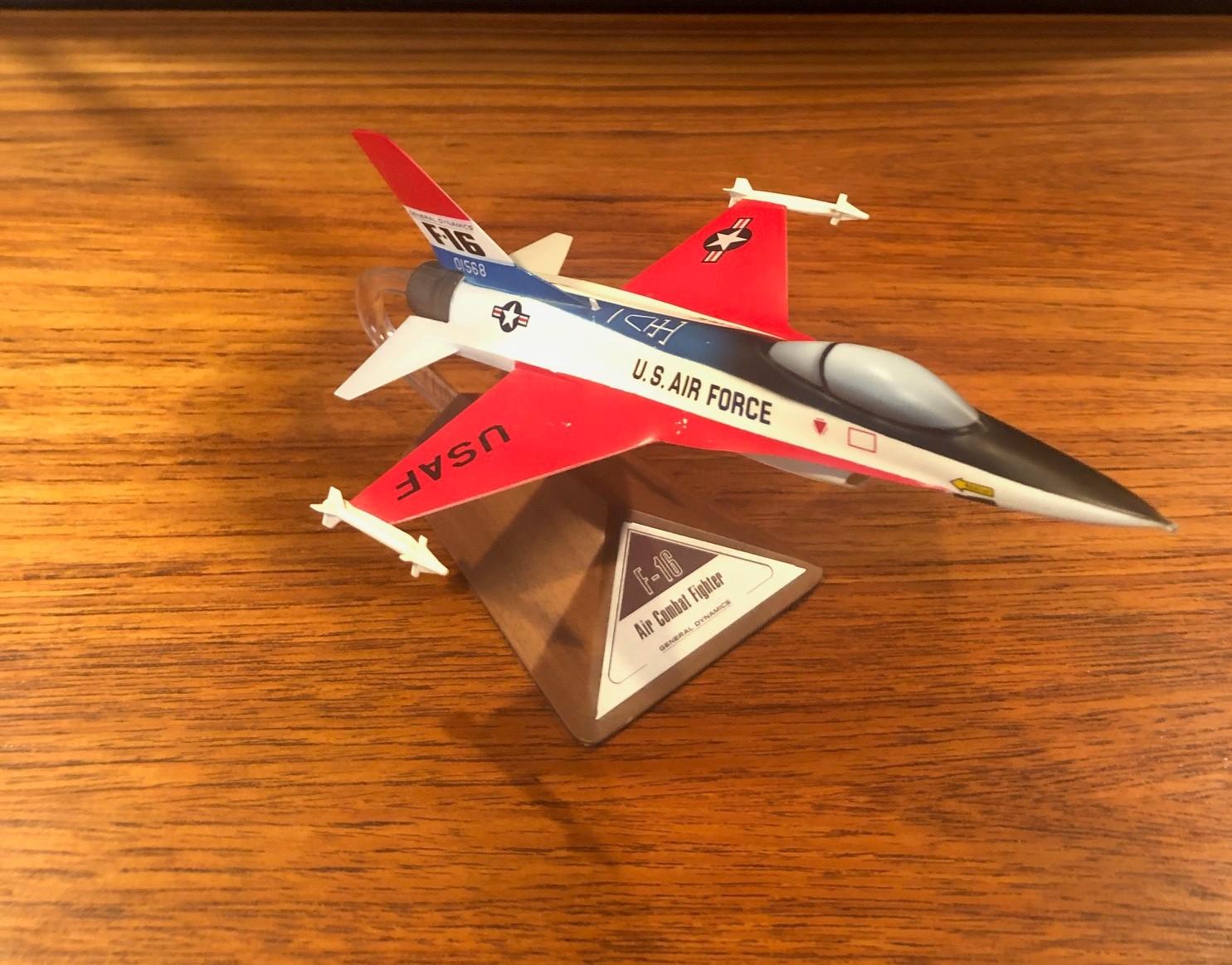 Plastic U.S. Air Force F-16 Air Combat Fighter Contractor Desk Model