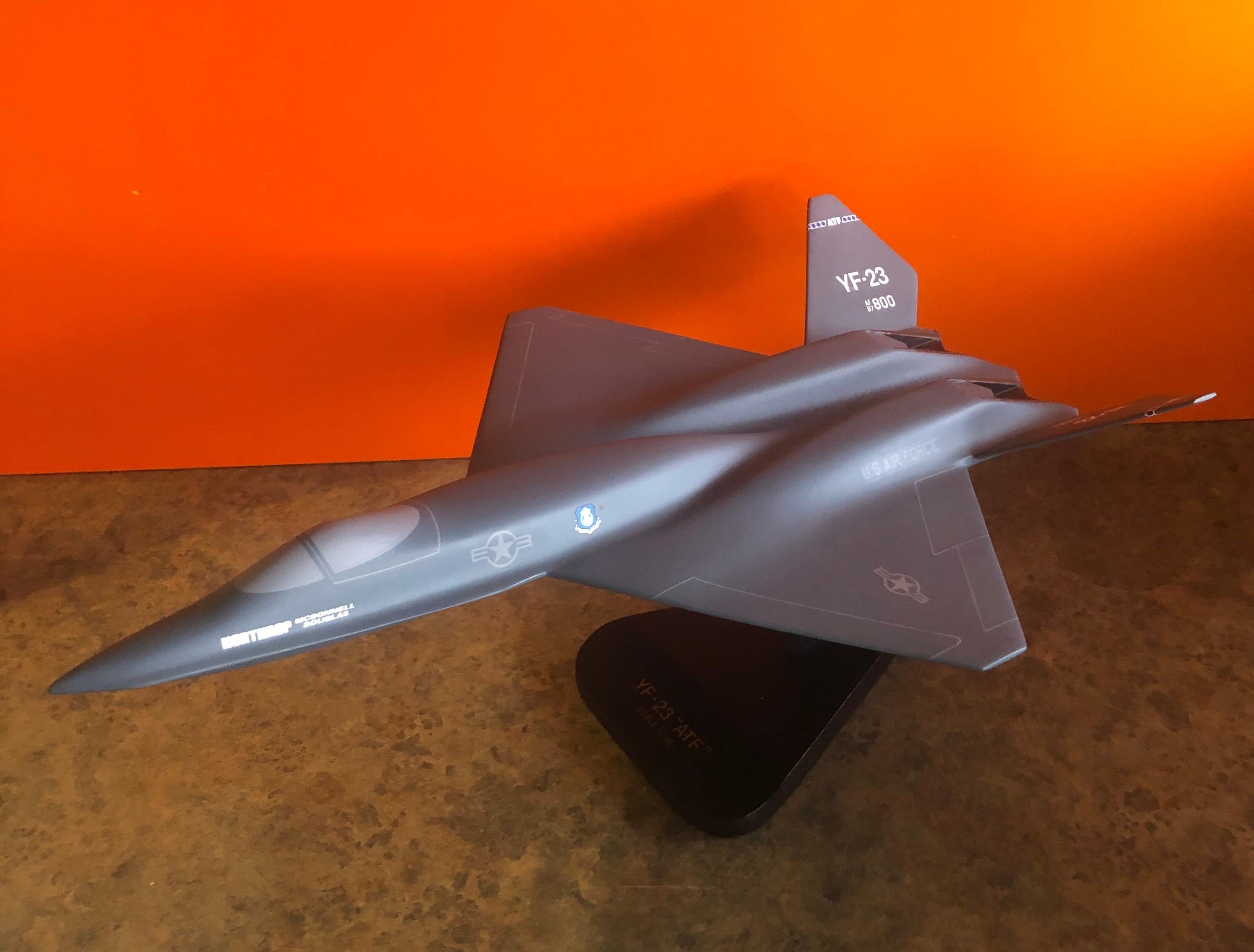 20ième siècle Modèle de bureau de l'U.S. Air Force YF-23 Advanced Tactical Fighter de l'ATF en vente