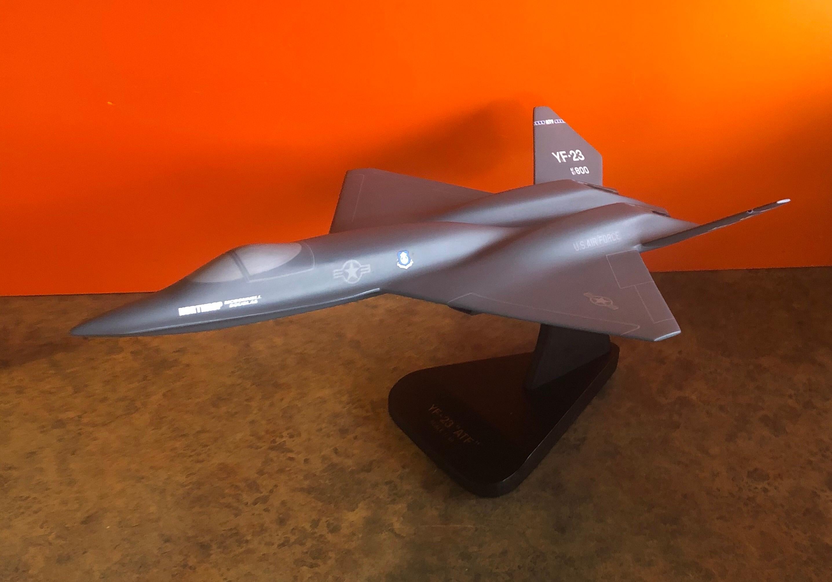 Bois Modèle de bureau de l'U.S. Air Force YF-23 Advanced Tactical Fighter de l'ATF en vente