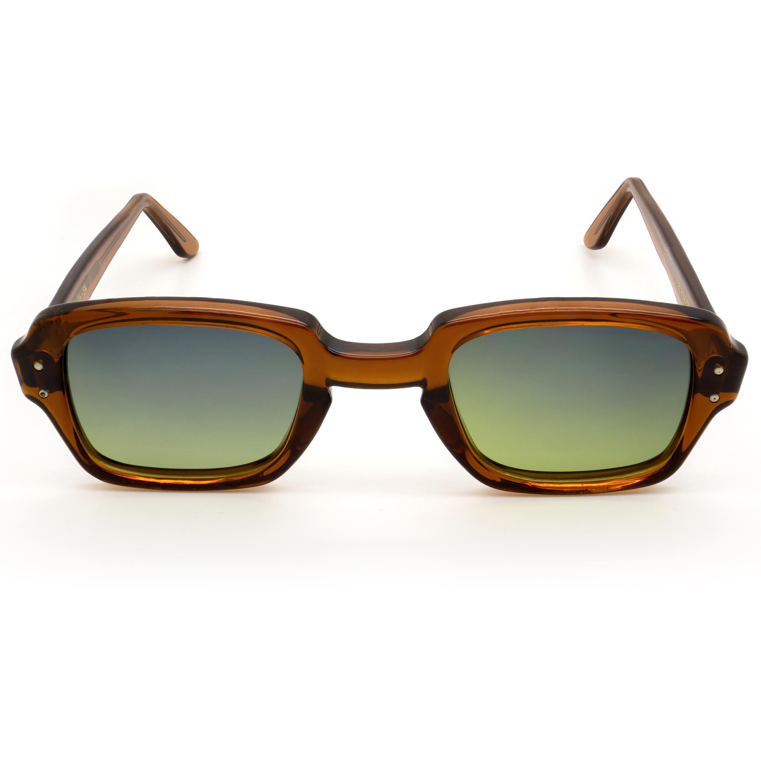 Il s'agit d'une monture de lunettes Romco BCG Military Issue vintage avec verres polarisés, produite par l'armée américaine depuis les années 1960. Des lunettes iconiques que l'Amérique ne fabrique plus.

MARQUE : US Army
MADE IN : U.S.A.
ERA :