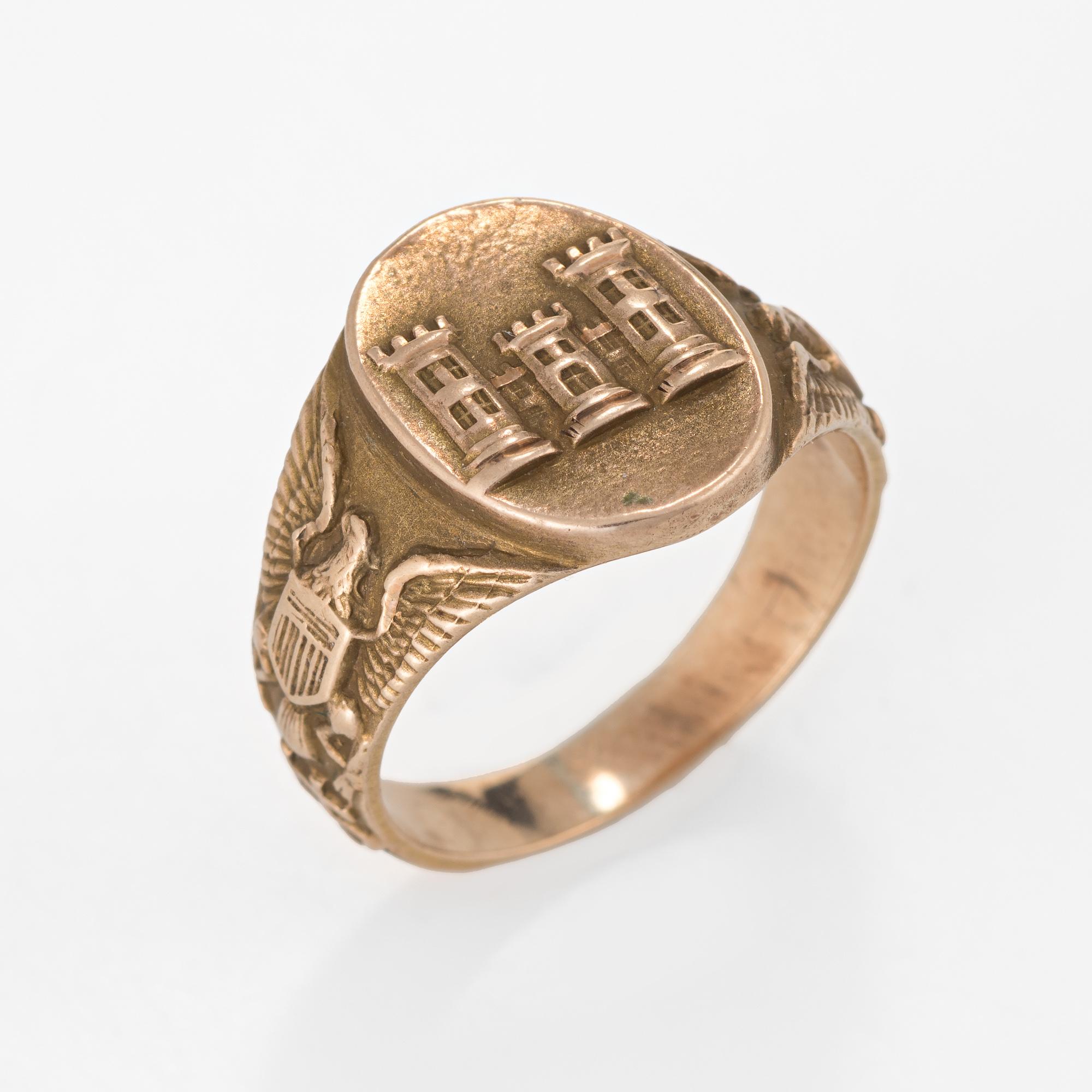 Finely detailed antique Edwardian US Army Corps of Engineers signet ring (circa 1918) crafted in 10 karat yellow gold. 

The ring features the insignia of the US Army Corps of Engineers, represented with the three buildings to the center of the