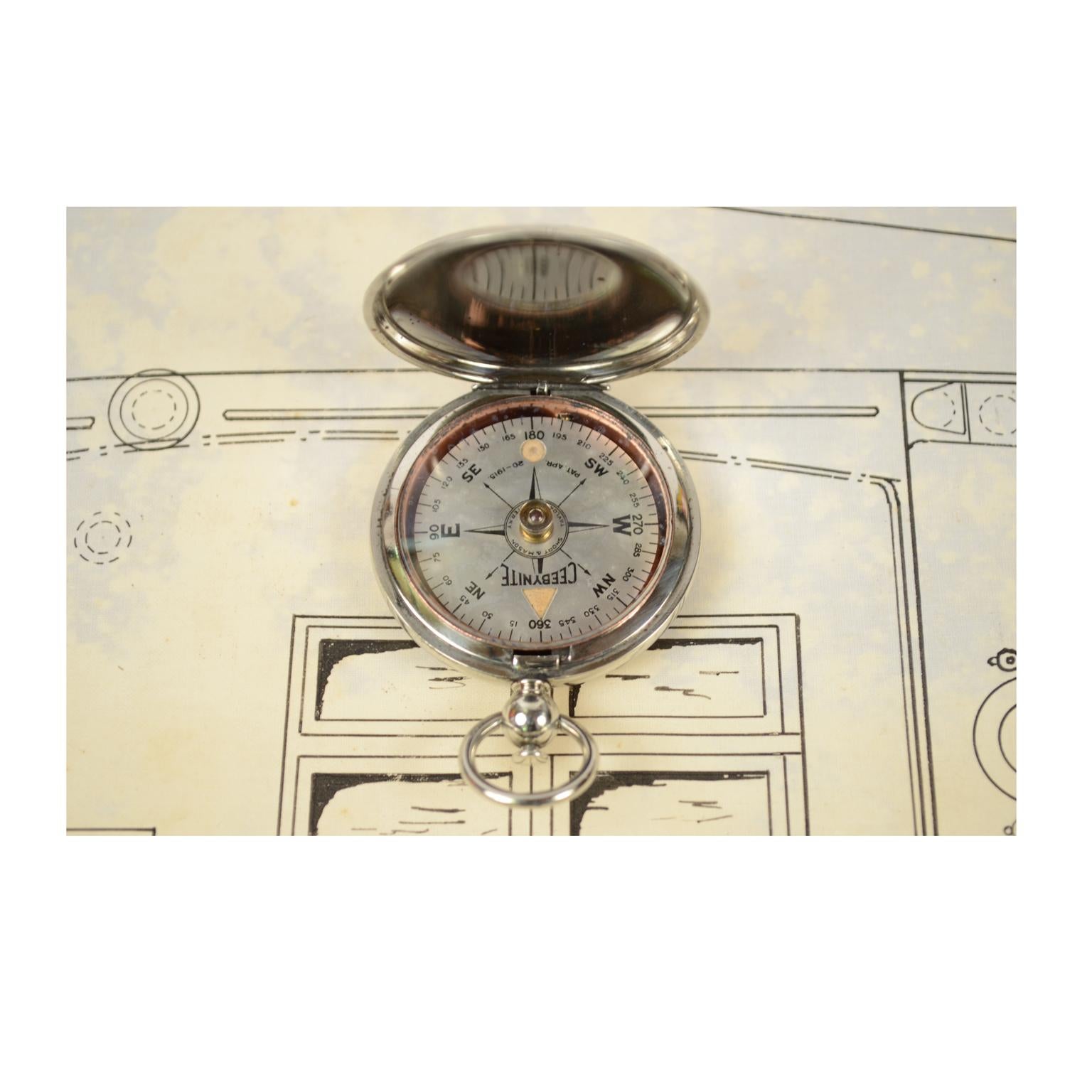 Pocket compass used by the officers of the US army in 1915, chromed brass shaped like a pocket watch, signed Ceebynite Short & Mason Taylor Rochester N.Y. The compass is equipped with a lid with snap closure and a release button inside the ring.