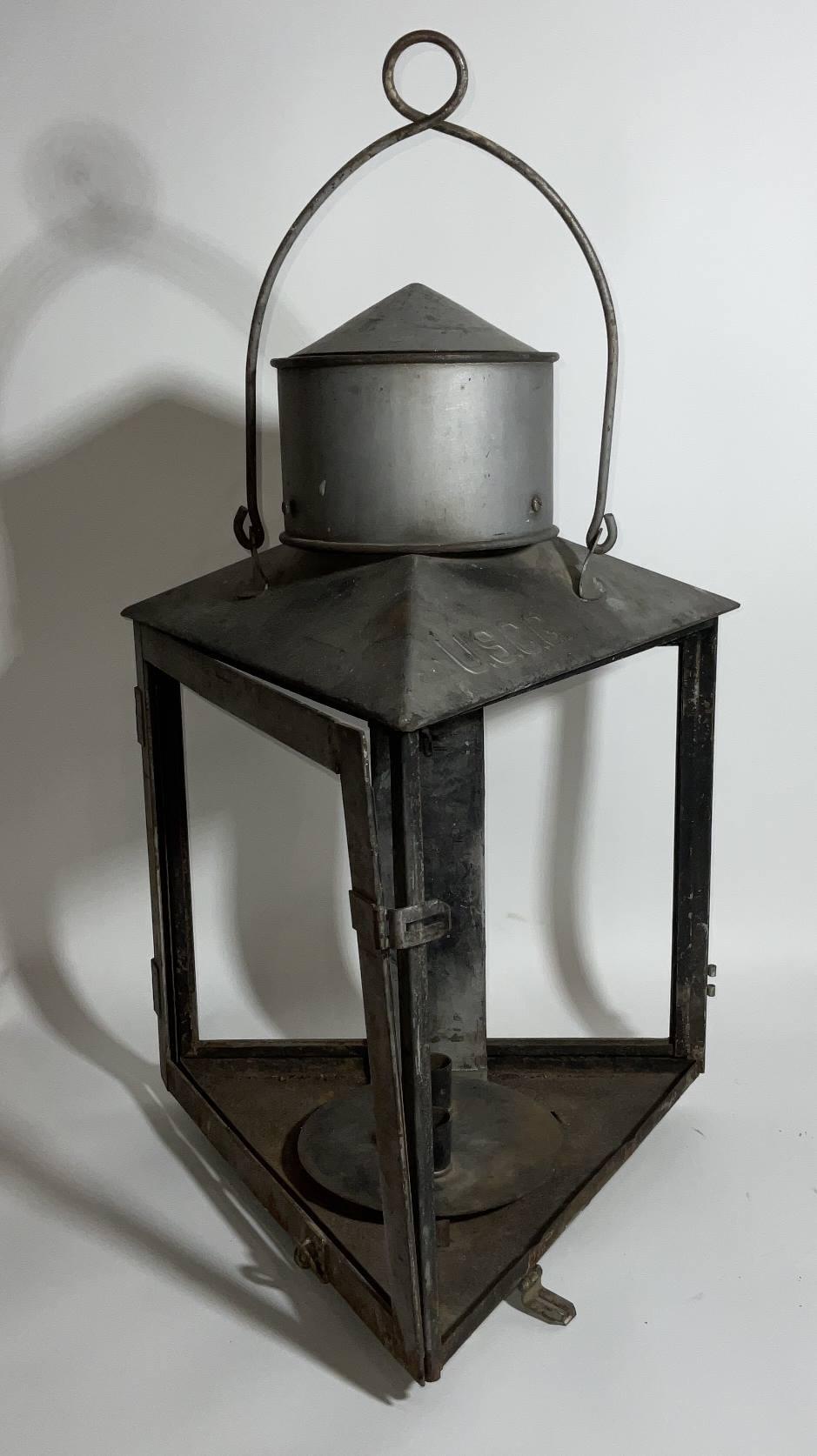 USCG-Leuchtturmdienstlaterne mit dreieckigem Pfosten. Wird als Navigationslicht für Flüsse und Häfen verwendet. Dreiseitig fehlendes Glas, Flügeltür mit Verschluss. Ziemlich selten, frühes zwanzigstes Jahrhundert. 12 lbs.