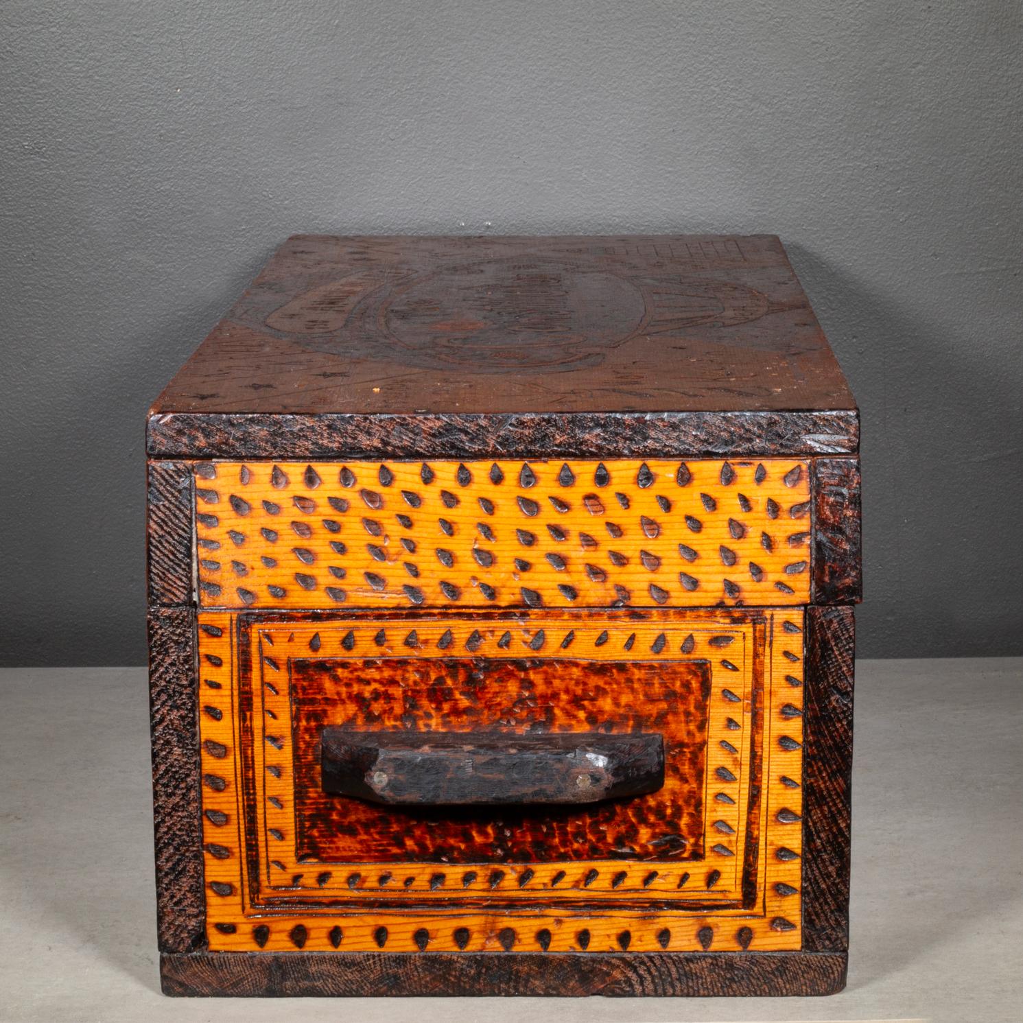 20ième siècle A.I.C C. Boîte d'art populaire c.1937 en vente