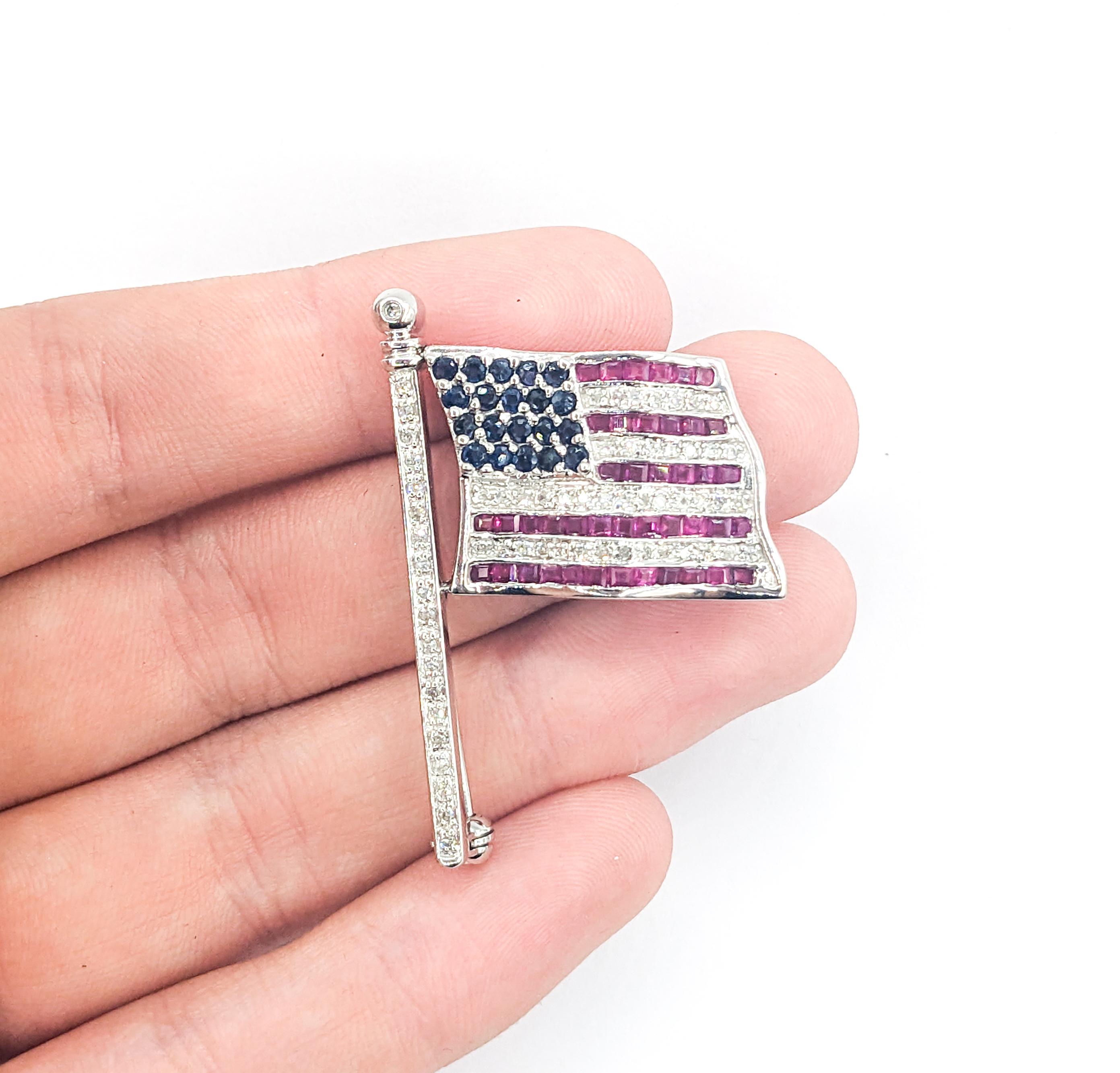Pin Bandera de EEUU con Zafiro, Rubí y Diamantes en Oro Blanco

Te presentamos este precioso Alfiler de la Bandera de EE.UU., elaborado en oro blanco de 14 quilates. El alfiler lleva diamantes de 0,25 quilates y zafiros y rubíes de 0,60 quilates.