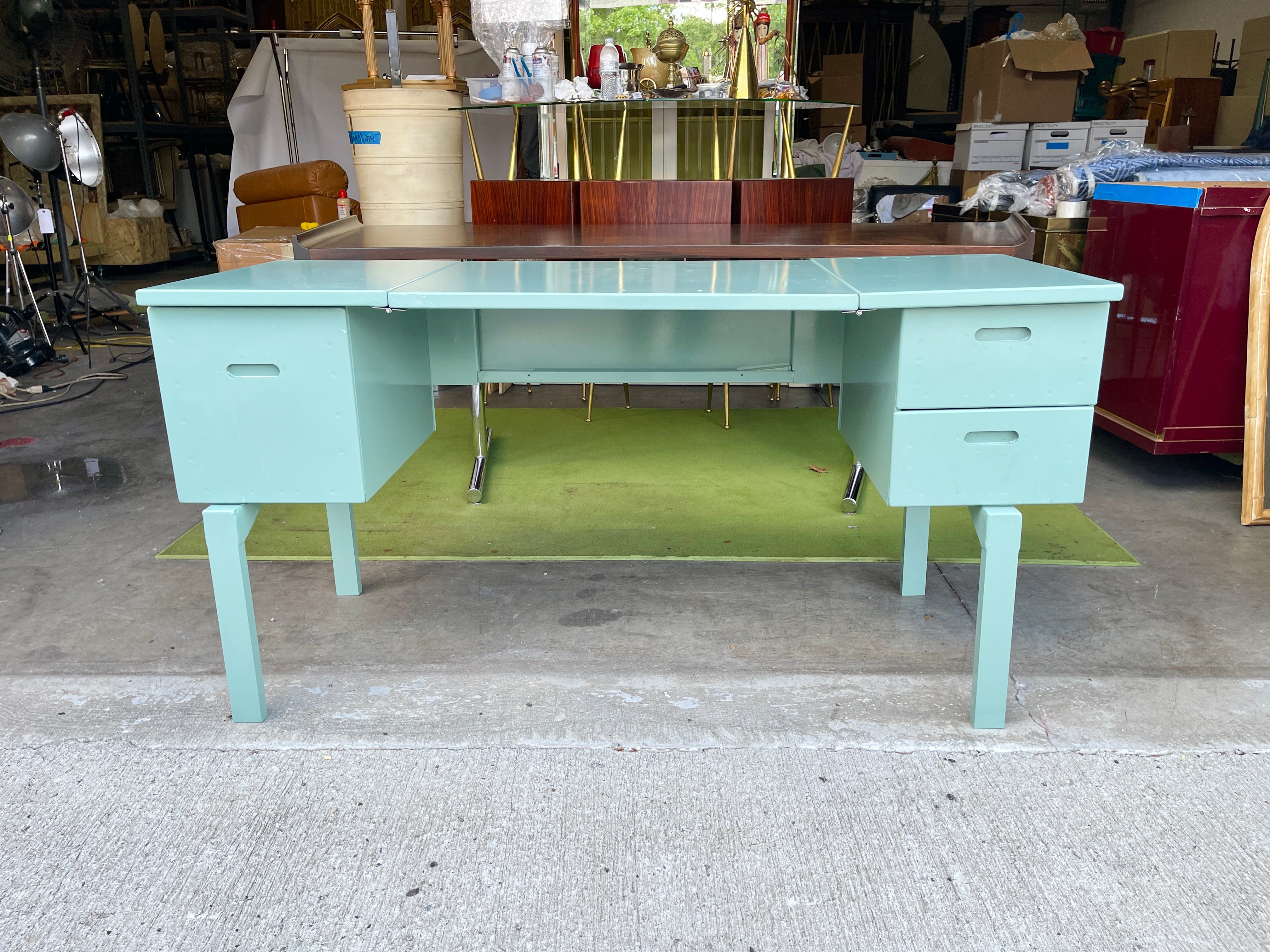 Vintage By U.S. Military medical field desk. Kann in einen Couchtisch umgewandelt werden.

Dies ist (NOS) New Old Stock militärischen Überschuss, nie zuvor verwendet.

Ich habe darüber nachgedacht, die Lackierung zu entfernen, um den polierten