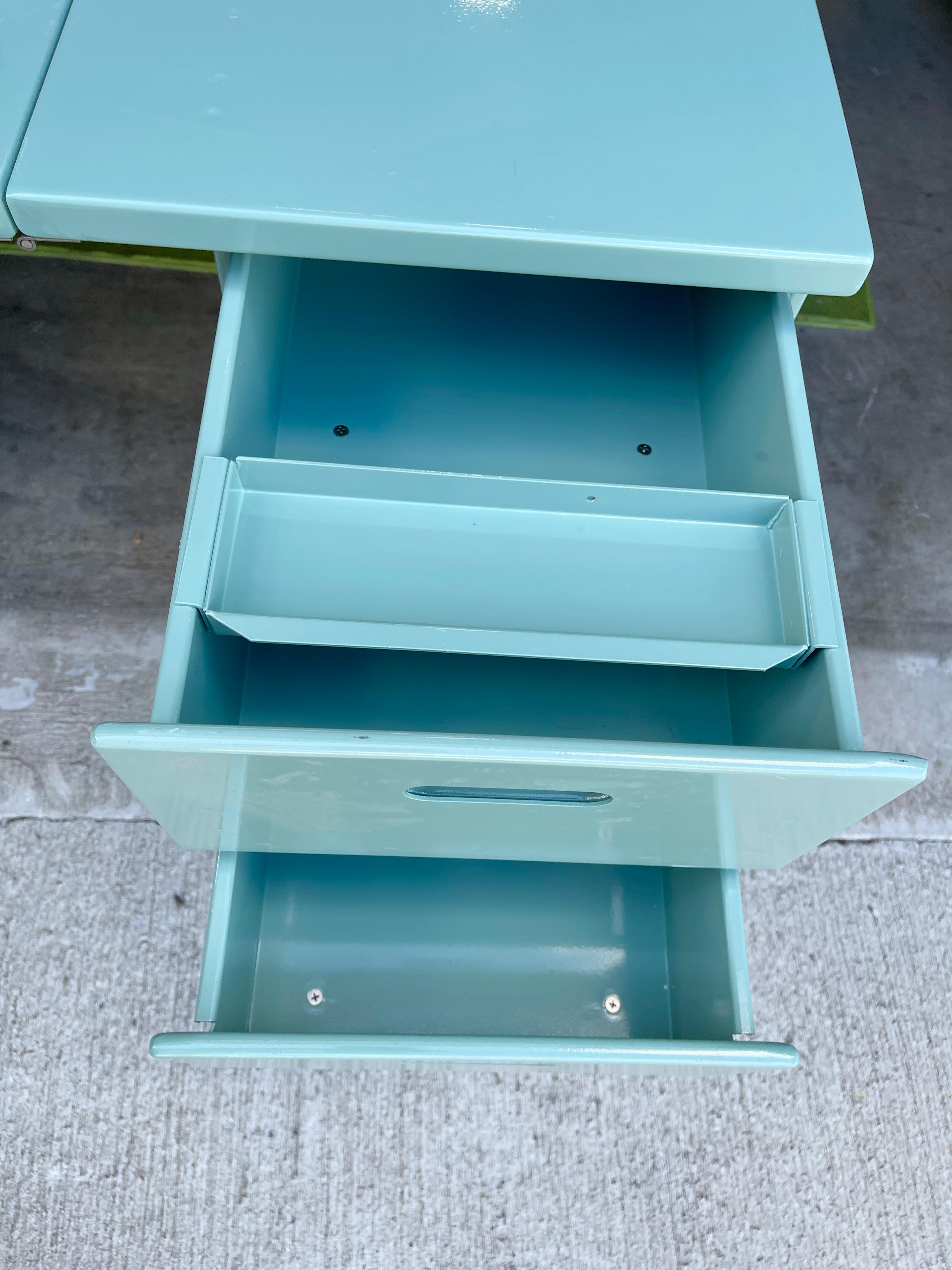 U.S. Military Folding Stainless Steel Field Desk im Zustand „Gut“ im Angebot in Hanover, MA