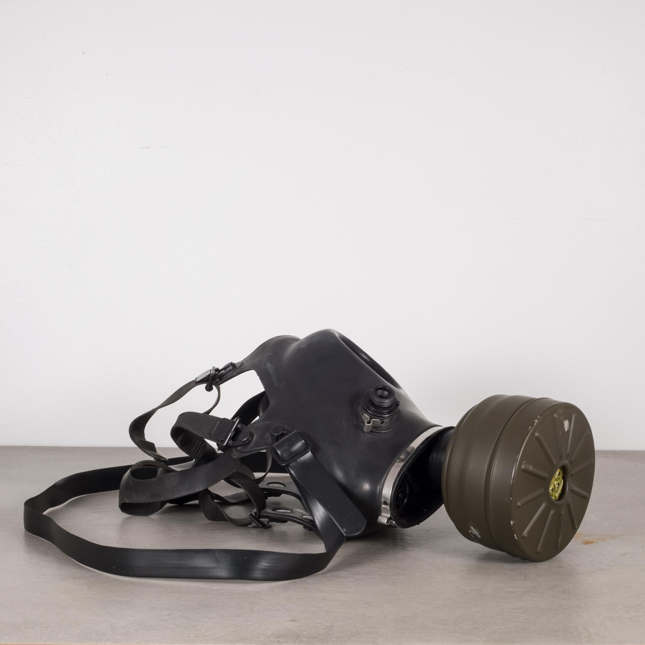 U.S. Military Gas Mask, circa 1970s In Good Condition In San Francisco, CA