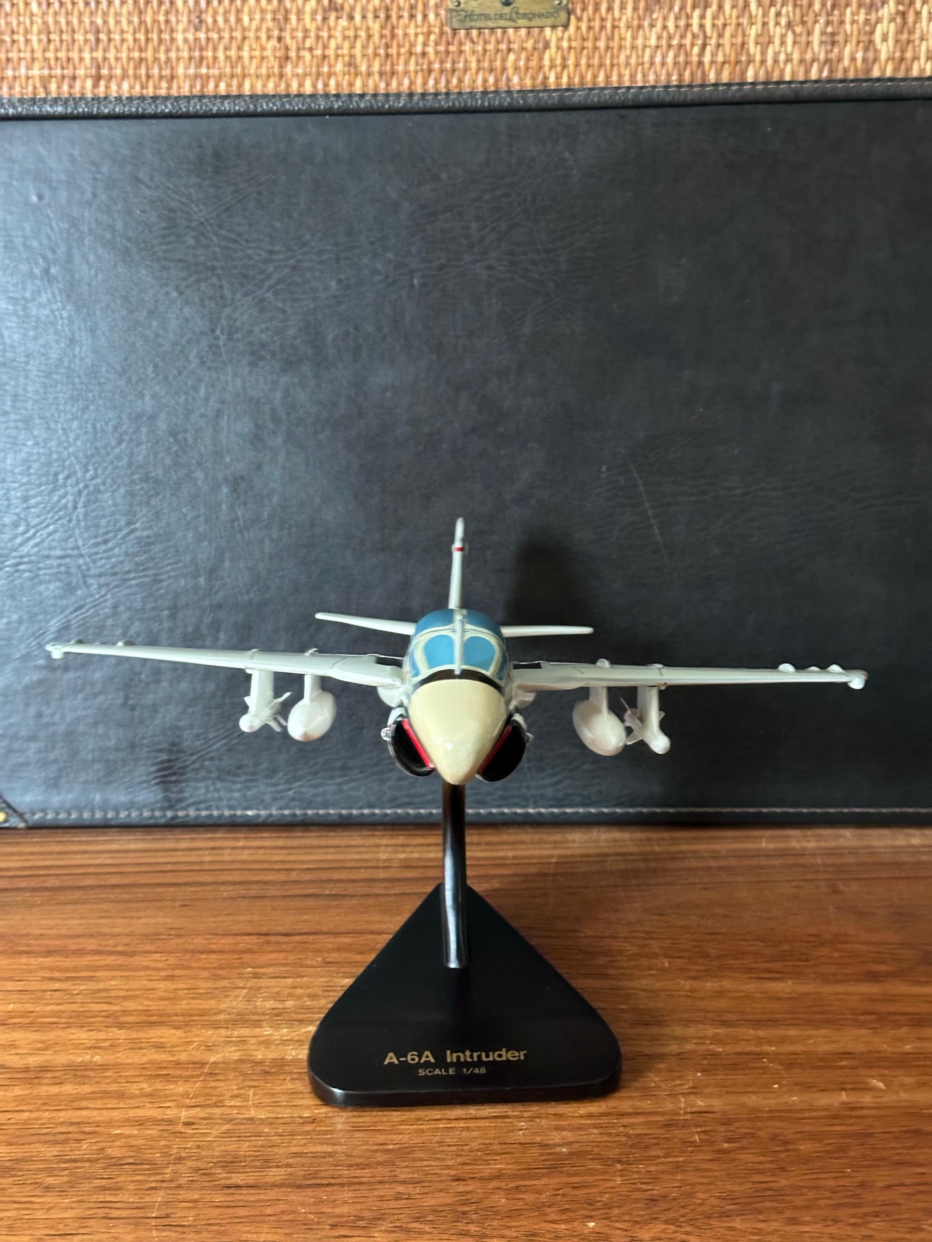 Modello da tavolo dell'aereo da attacco subsonico A-6A Intruder della Marina degli Stati Uniti in vendita 4